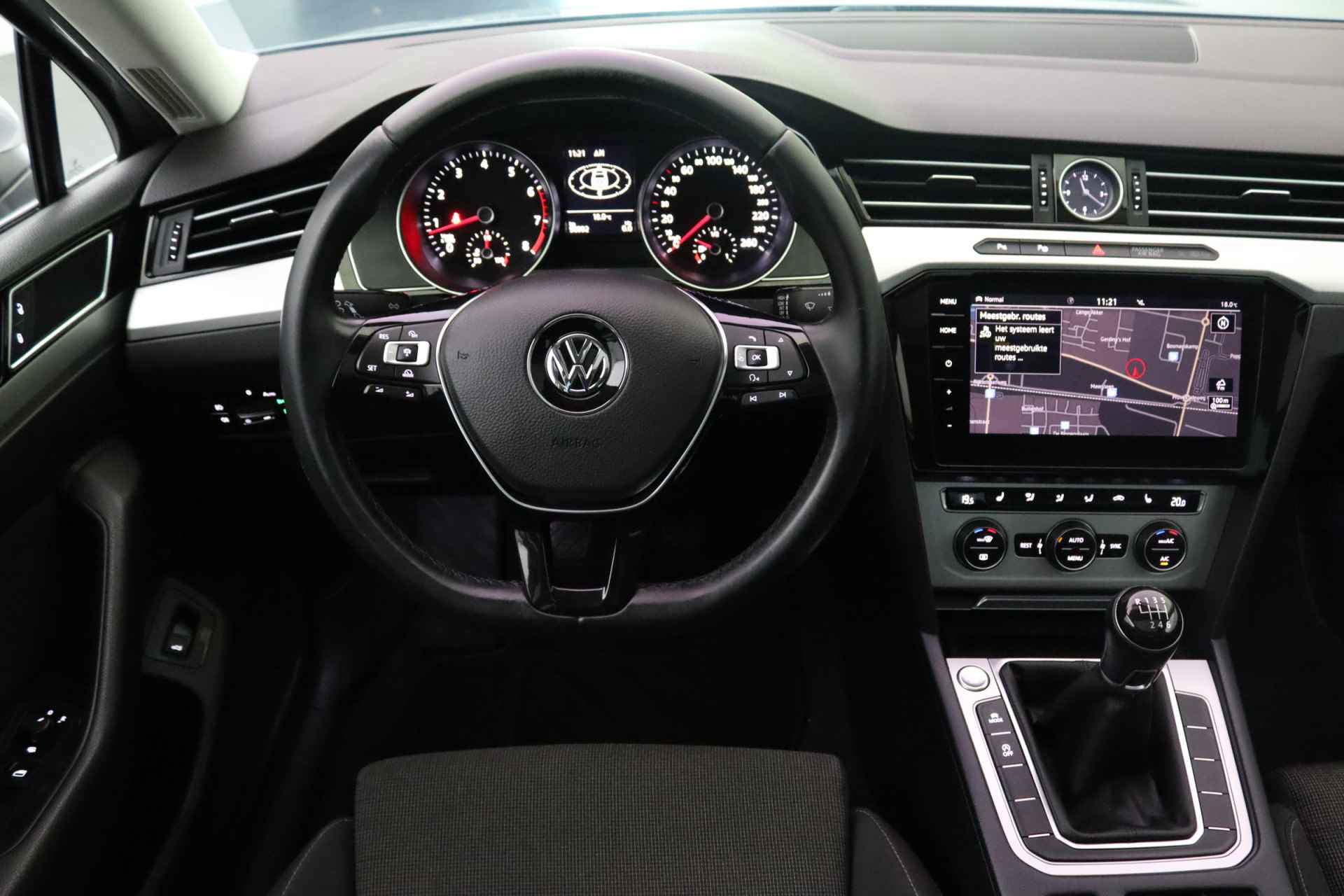 Volkswagen Passat 1.4 TSI ACT Highline | Elektrisch glazen schuifdak | Half lederen bekleding | Adaptieve cruise control - 11/32