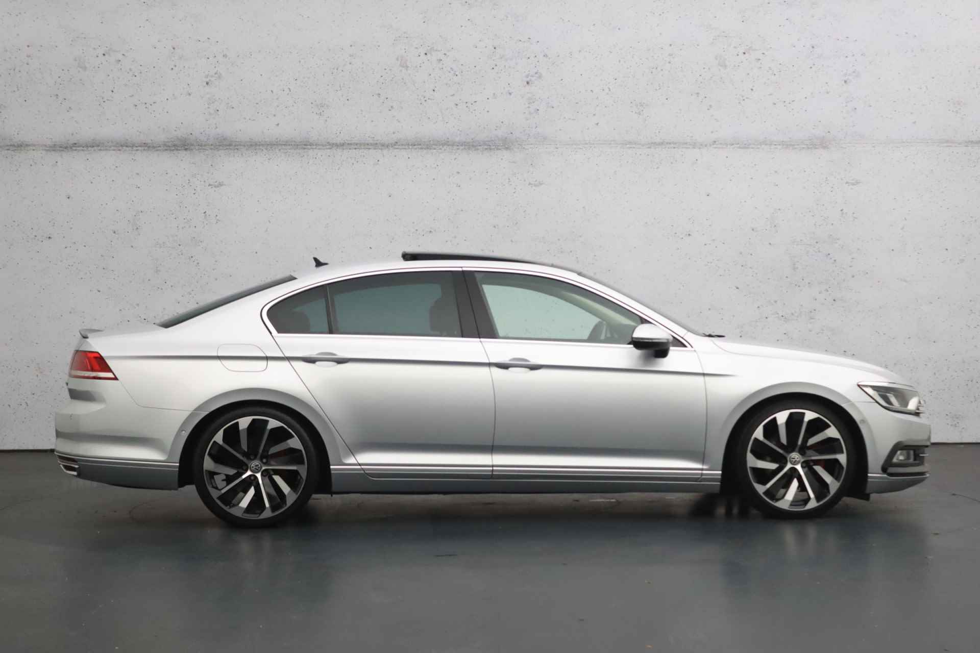 Volkswagen Passat 1.4 TSI ACT Highline | Elektrisch glazen schuifdak | Half lederen bekleding | Adaptieve cruise control - 24/32