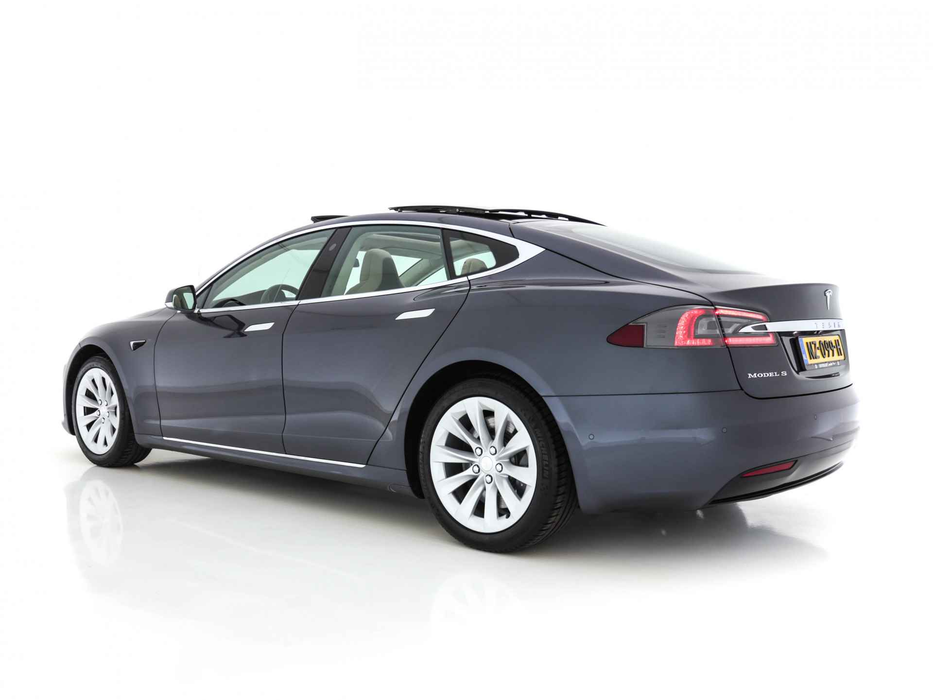 Tesla Model S 235 kw Base Premium-Pack Sound-Studio-Pack [ 3-Fase ] (INCL-BTW) *PANO | NAPPA-VOLLEDER |  FULL-LED | NAVI-FULLMAP | SURROUND-VIEW | KEYLESS |  AUTO-PILOT | LANE-ASSIST | DAB | VIRTUAL-COCKPIT | SPORT-SEATS | 19"ALU* - 4/31