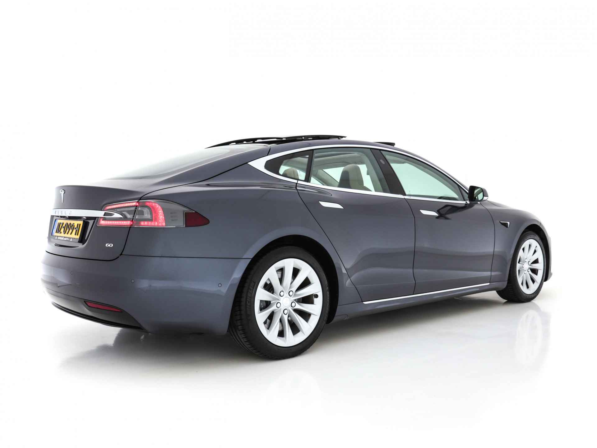 Tesla Model S 235 kw Base Premium-Pack Sound-Studio-Pack [ 3-Fase ] (INCL-BTW) *PANO | NAPPA-VOLLEDER |  FULL-LED | NAVI-FULLMAP | SURROUND-VIEW | KEYLESS |  AUTO-PILOT | LANE-ASSIST | DAB | VIRTUAL-COCKPIT | SPORT-SEATS | 19"ALU* - 6/31