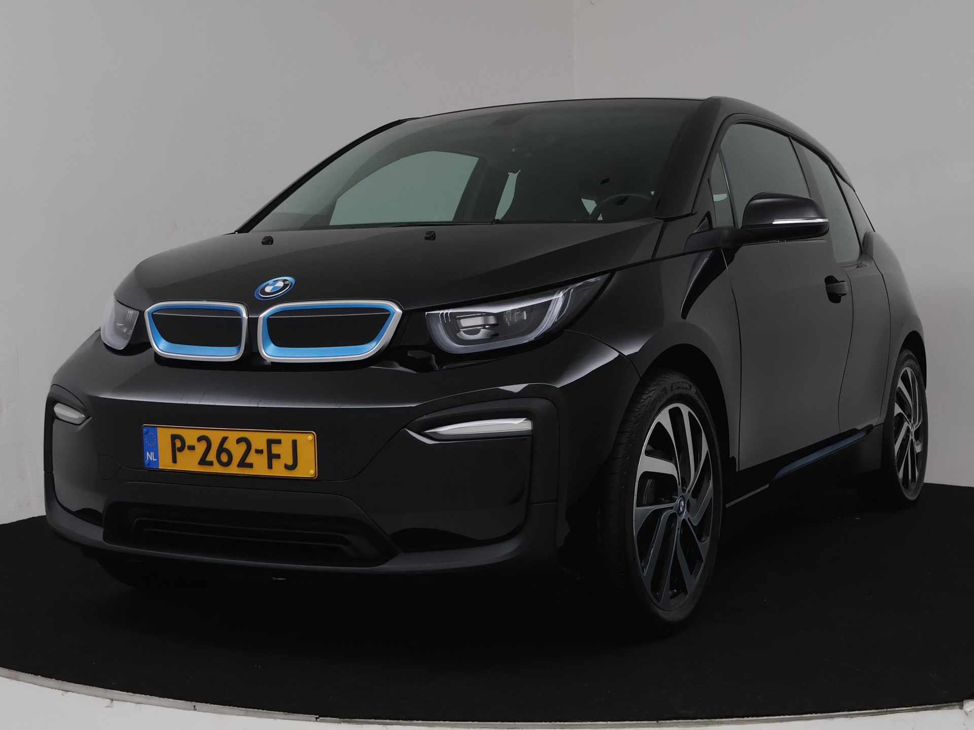 BMW i3 Edition 120Ah 42 kWh | NL Auto | Warmtepomp | Navigatiesysteem | 19 Inch Lichtmetalen velgen | 3 FASE Lader | Stoelverwarming | Inclusief 12 Maanden BOVAG Garantie