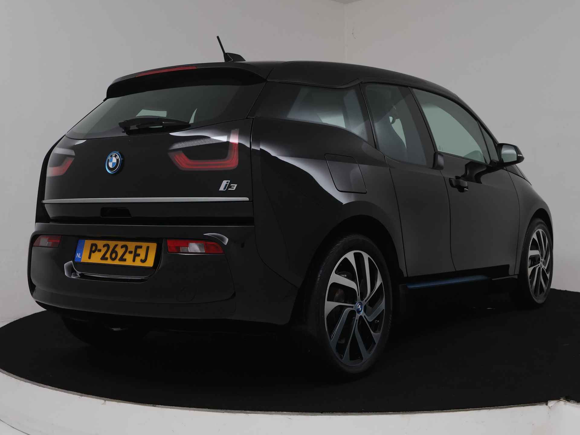 BMW i3 Edition 120Ah 42 kWh | NL Auto | Warmtepomp | Navigatiesysteem | 19 Inch Lichtmetalen velgen | 3 FASE Lader | Stoelverwarming | Inclusief 12 Maanden BOVAG Garantie - 2/39