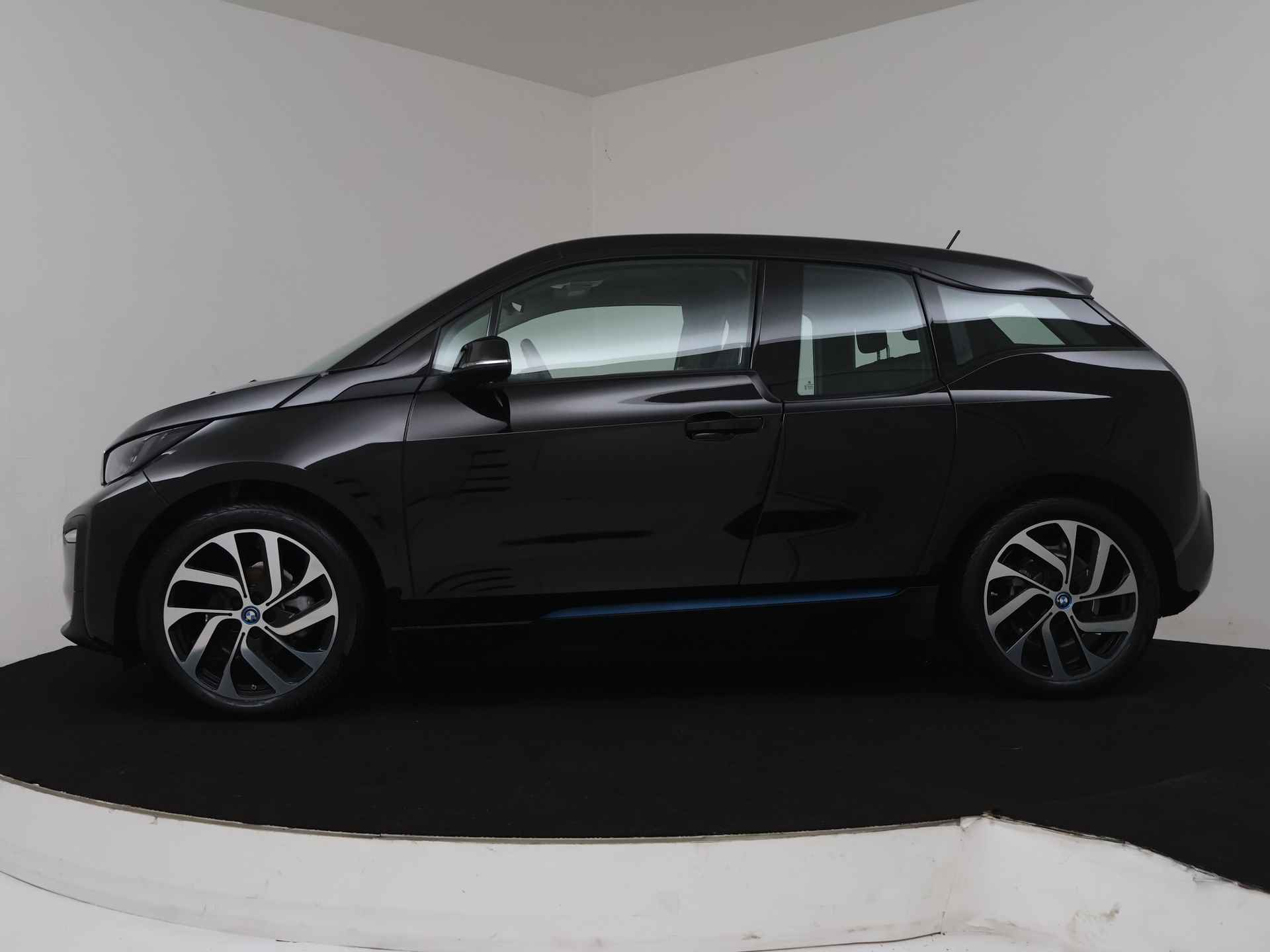 BMW i3 Edition 120Ah 42 kWh | NL Auto | Warmtepomp | Navigatiesysteem | 19 Inch Lichtmetalen velgen | 3 FASE Lader | Stoelverwarming | Inclusief 12 Maanden BOVAG Garantie - 3/39