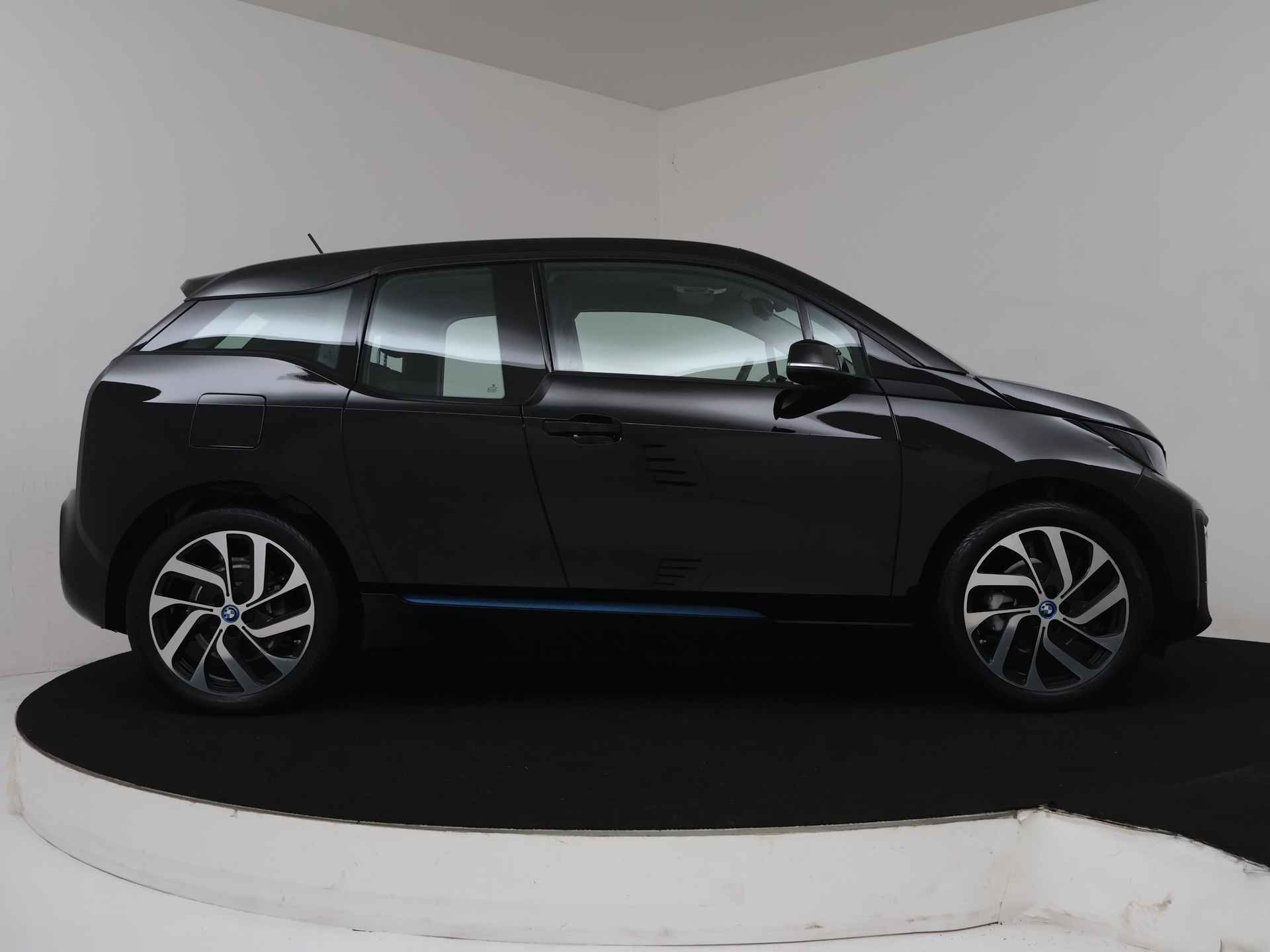 BMW i3 Edition 120Ah 42 kWh | NL Auto | Warmtepomp | Navigatiesysteem | 19 Inch Lichtmetalen velgen | 3 FASE Lader | Stoelverwarming | Inclusief 12 Maanden BOVAG Garantie - 11/39