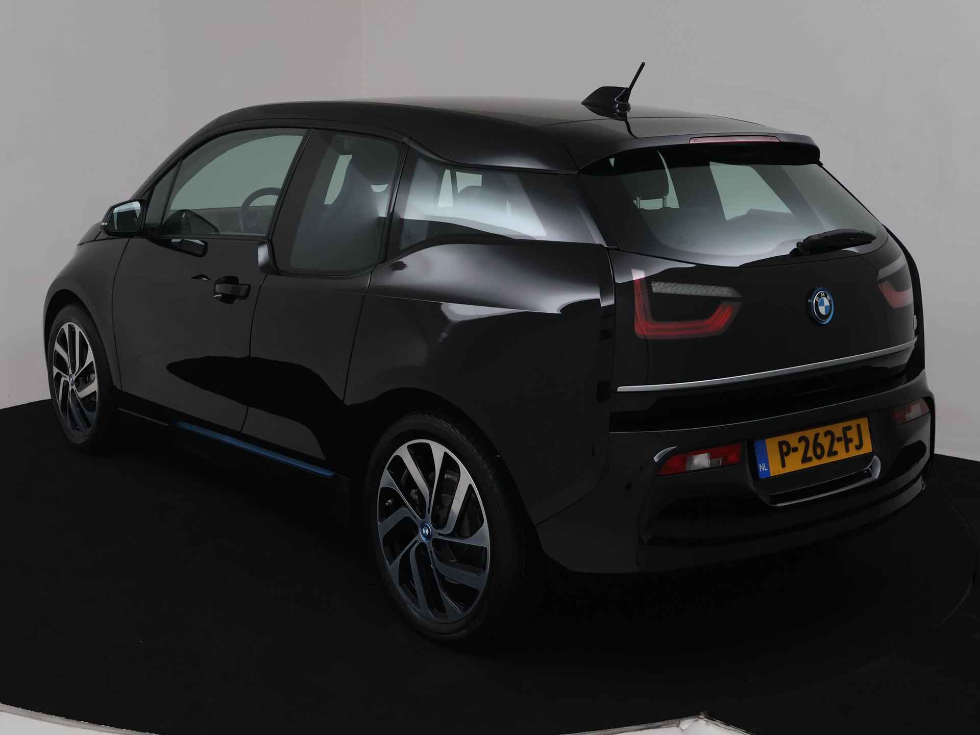 BMW i3 Edition 120Ah 42 kWh | NL Auto | Warmtepomp | Navigatiesysteem | 19 Inch Lichtmetalen velgen | 3 FASE Lader | Stoelverwarming | Inclusief 12 Maanden BOVAG Garantie - 12/39