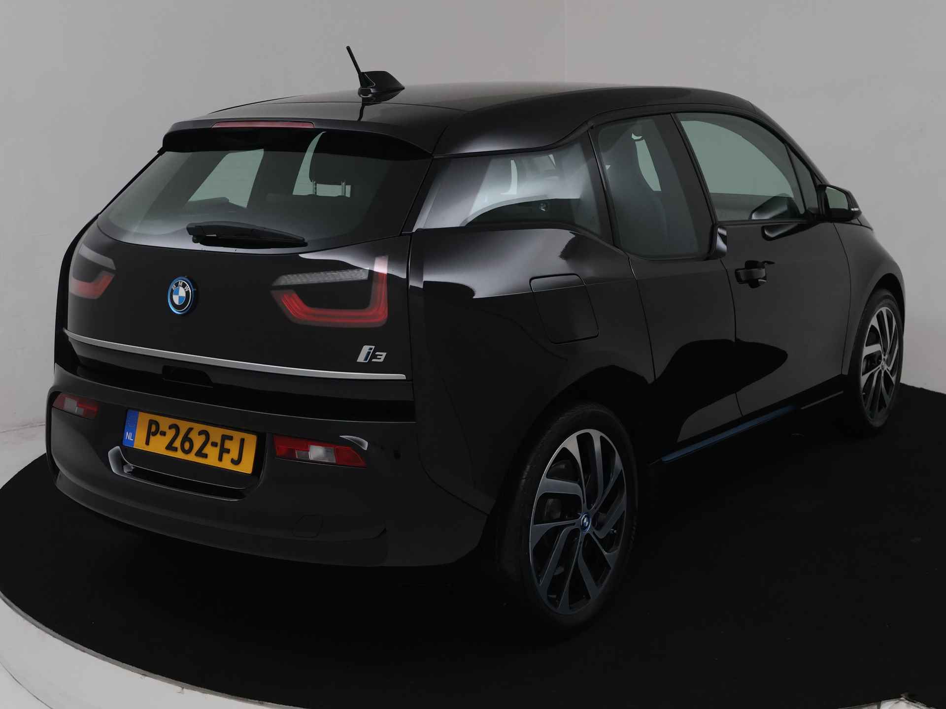 BMW i3 Edition 120Ah 42 kWh | NL Auto | Warmtepomp | Navigatiesysteem | 19 Inch Lichtmetalen velgen | 3 FASE Lader | Stoelverwarming | Inclusief 12 Maanden BOVAG Garantie - 13/39