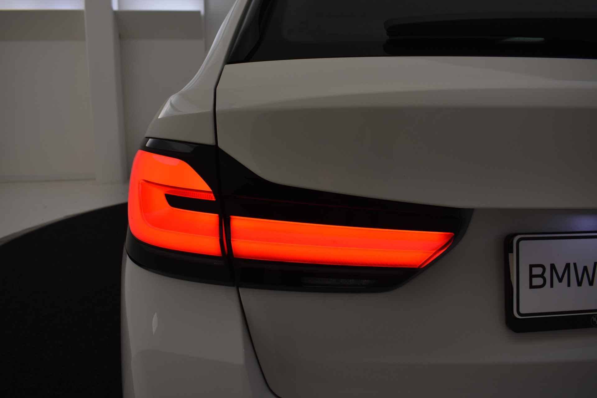 BMW 5 Serie Touring 530e M Sportpakket Shadow Line / Panoramadak / Sportstoelen / Laserlight / Driving Assistant Professional / Head-Up / Comfort Access / Parking Assistant - 52/52
