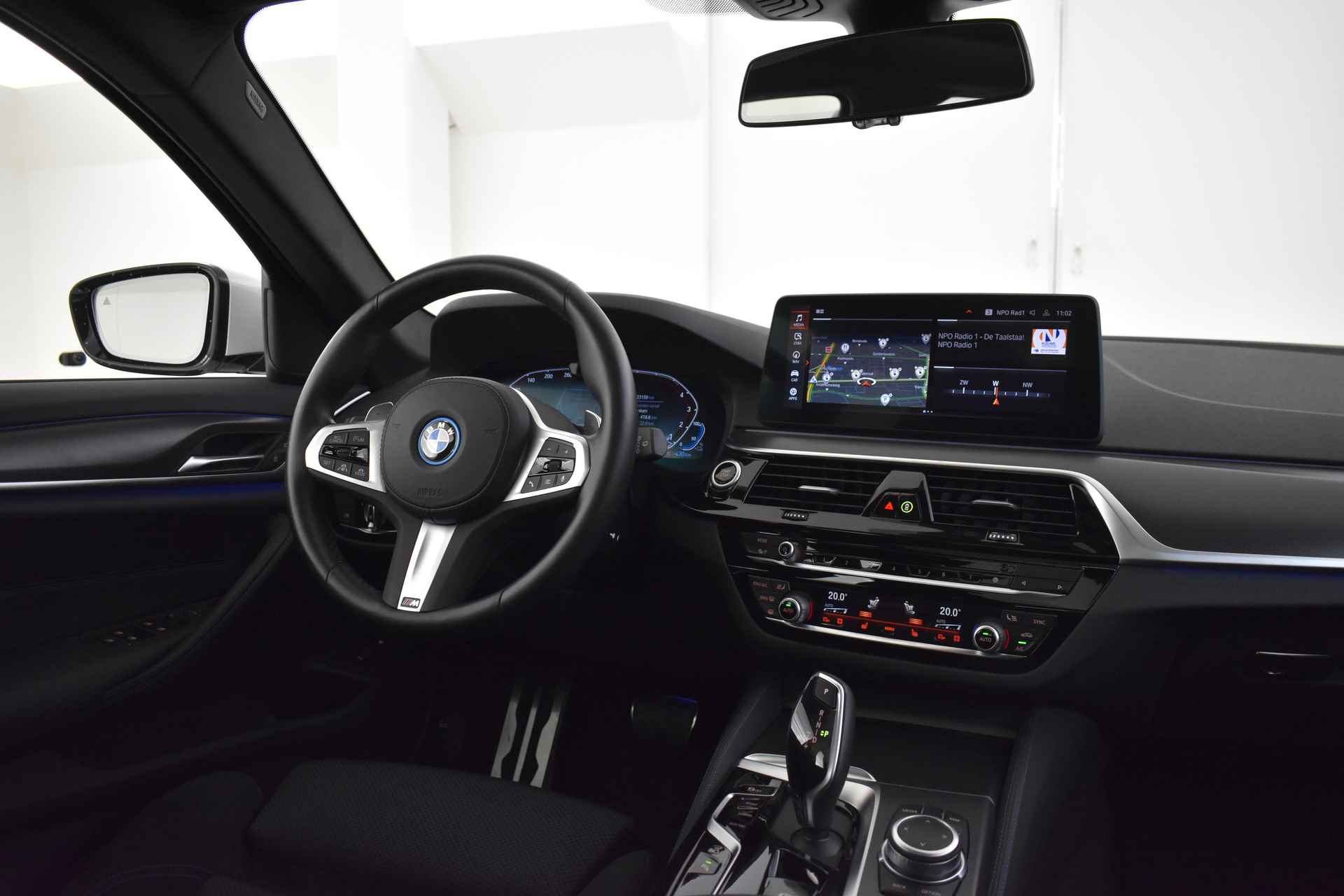 BMW 5 Serie Touring 530e M Sportpakket Shadow Line / Panoramadak / Sportstoelen / Laserlight / Driving Assistant Professional / Head-Up / Comfort Access / Parking Assistant - 12/52