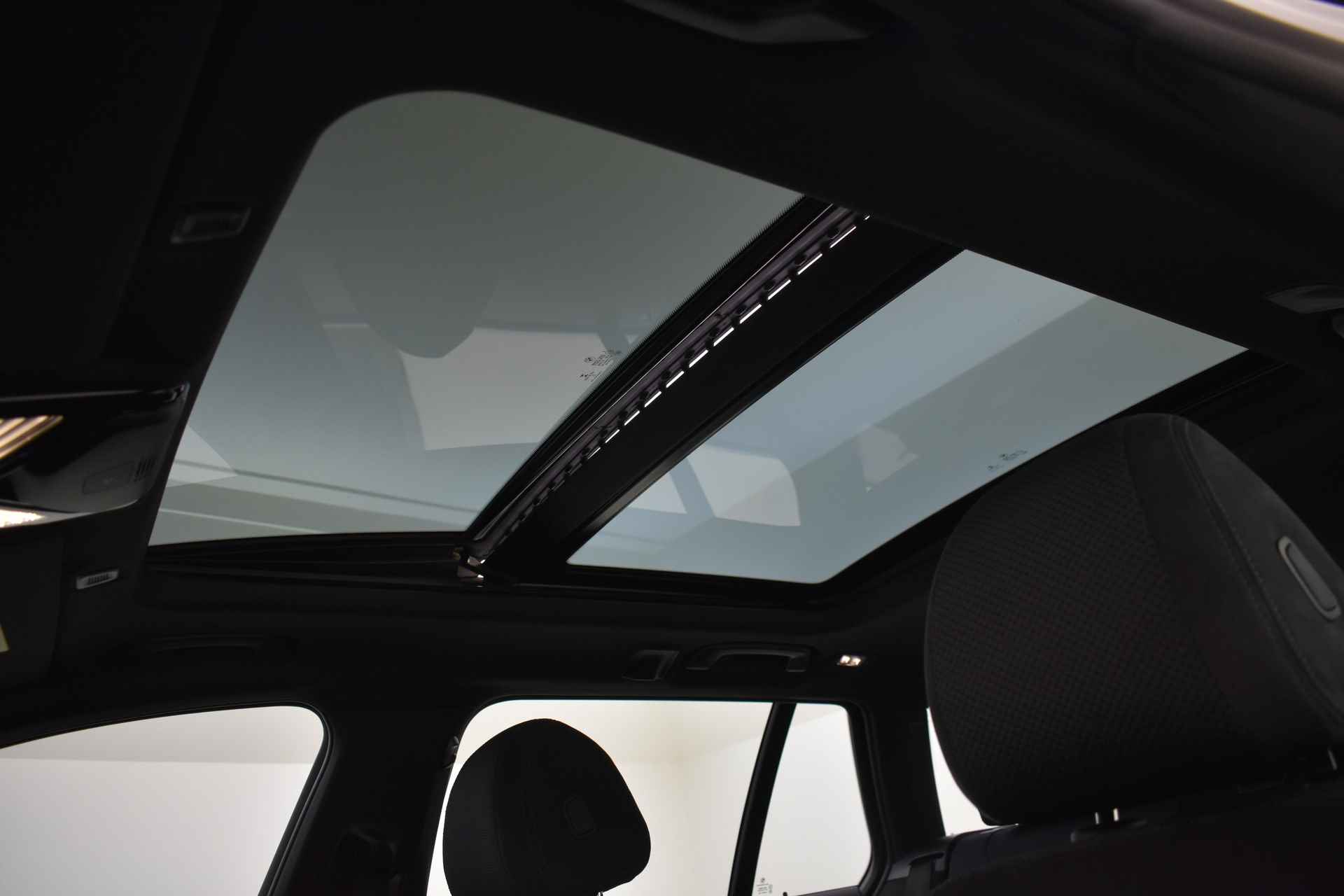 BMW 5 Serie Touring 530e M Sportpakket Shadow Line / Panoramadak / Sportstoelen / Laserlight / Driving Assistant Professional / Head-Up / Comfort Access / Parking Assistant - 17/52