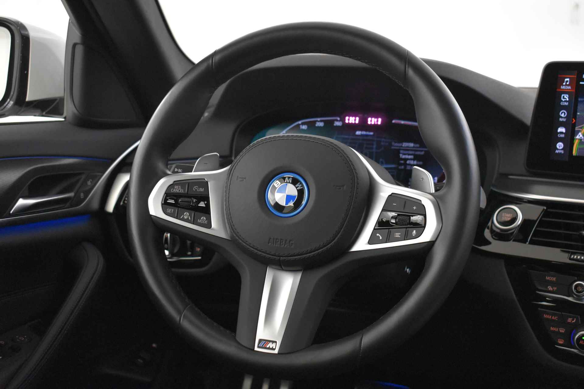 BMW 5 Serie Touring 530e M Sportpakket Shadow Line / Panoramadak / Sportstoelen / Laserlight / Driving Assistant Professional / Head-Up / Comfort Access / Parking Assistant - 22/52