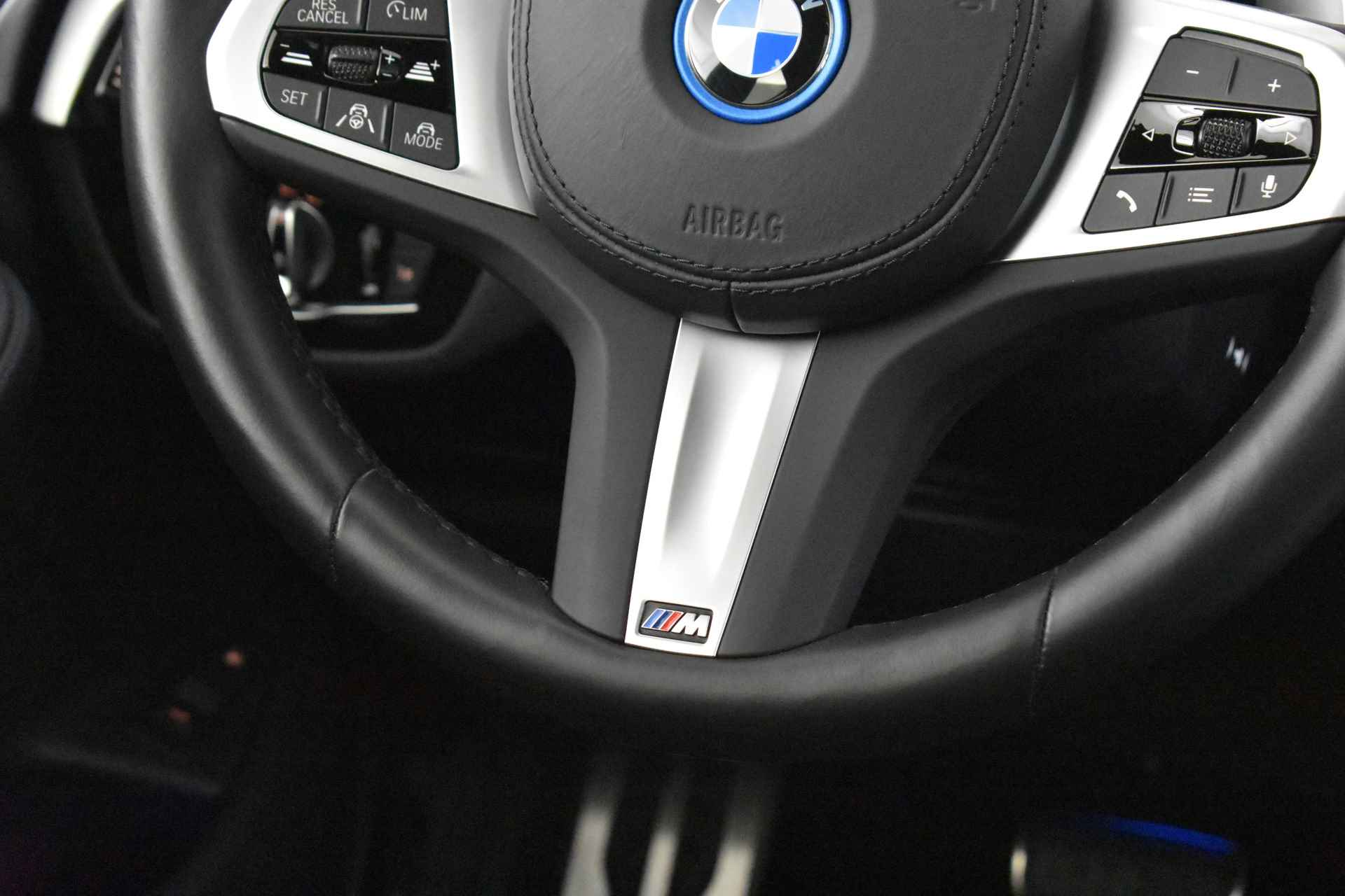 BMW 5 Serie Touring 530e M Sportpakket Shadow Line / Panoramadak / Sportstoelen / Laserlight / Driving Assistant Professional / Head-Up / Comfort Access / Parking Assistant - 25/52