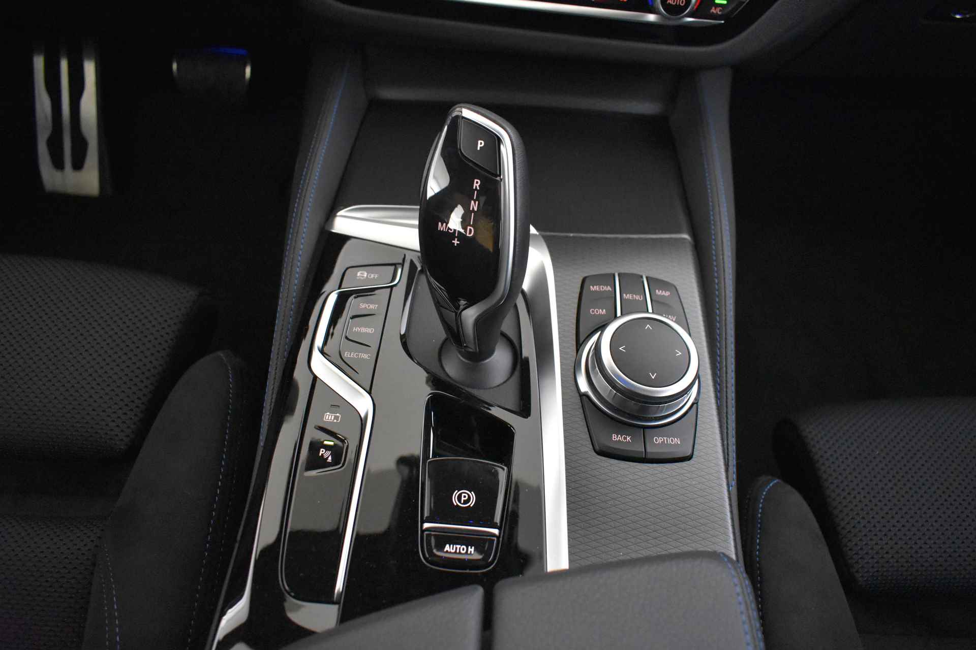 BMW 5 Serie Touring 530e M Sportpakket Shadow Line / Panoramadak / Sportstoelen / Laserlight / Driving Assistant Professional / Head-Up / Comfort Access / Parking Assistant - 29/52