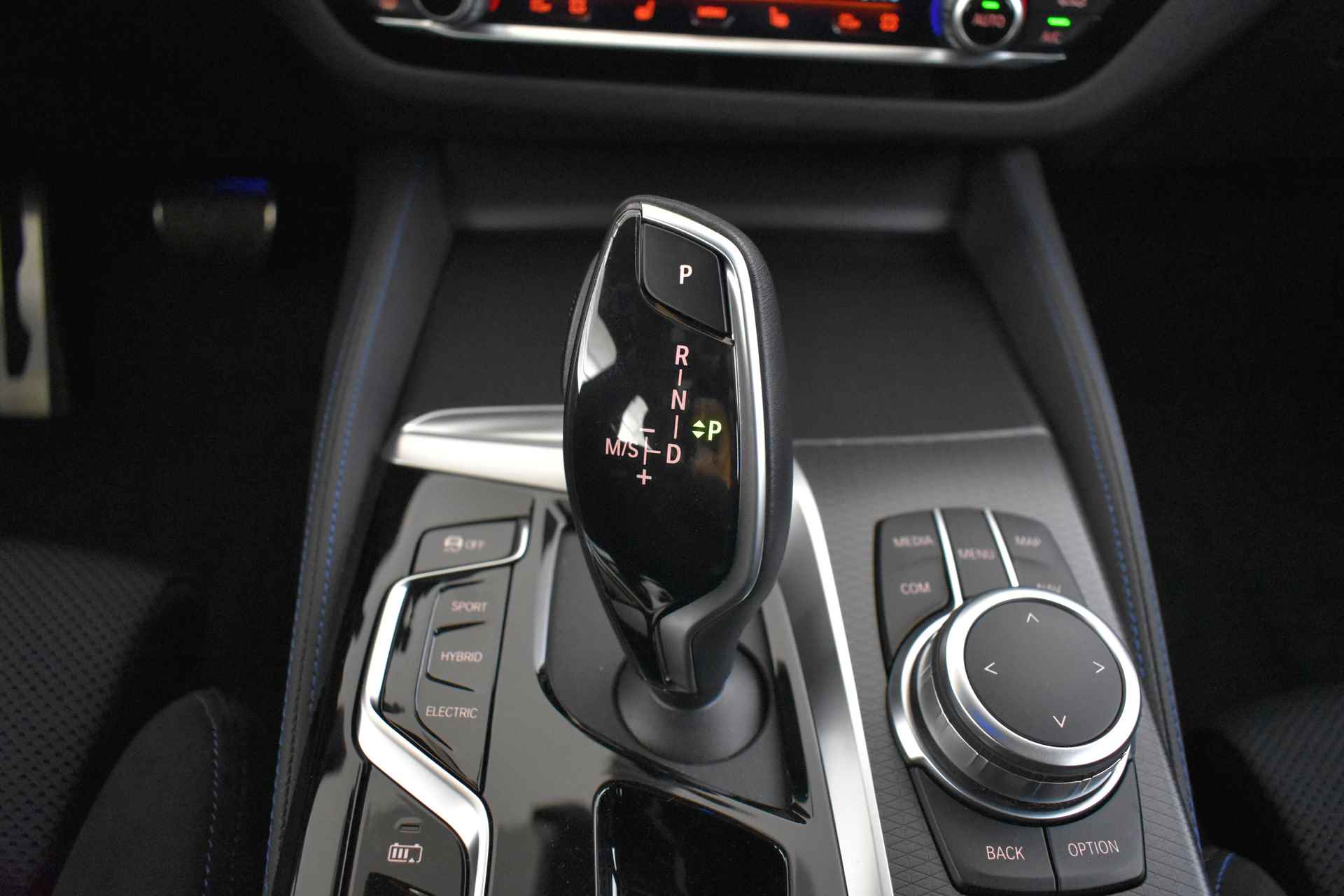BMW 5 Serie Touring 530e M Sportpakket Shadow Line / Panoramadak / Sportstoelen / Laserlight / Driving Assistant Professional / Head-Up / Comfort Access / Parking Assistant - 30/52