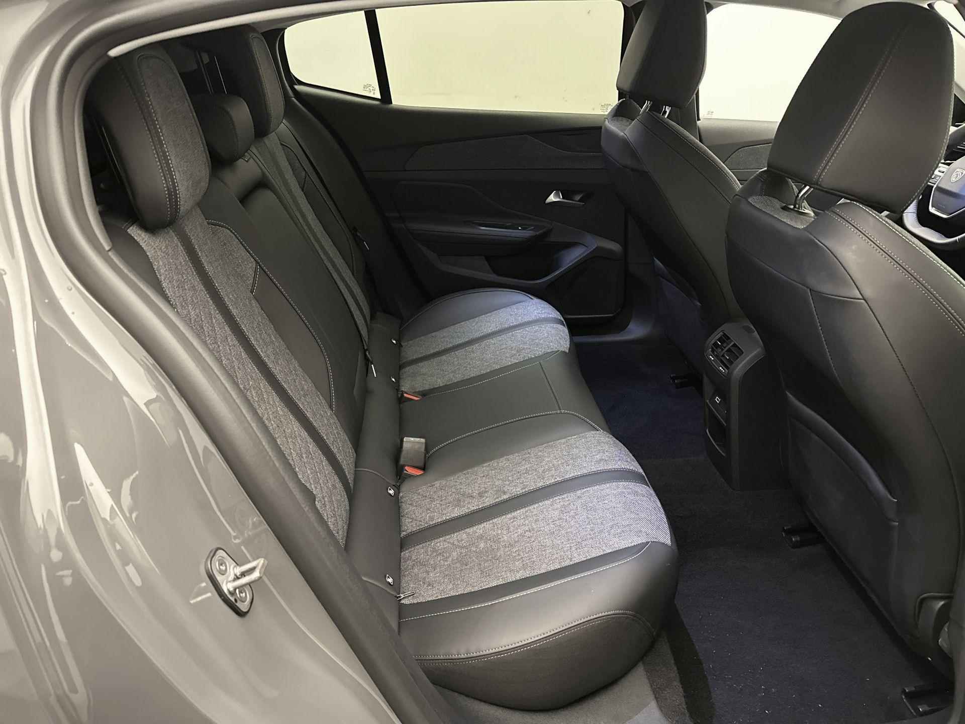 Peugeot 408 Allure 130 pk Automaat | Navigatie | Achteruitrijcamera | Parkeersensoren Achter | Sportstoelen | Keyless Entry/Start | LED Koplampen | Climate Control | Adaptieve Cruise Control | 17" Lichtmetalen Velgen | Apple Carplay/Android Auto | - 15/33