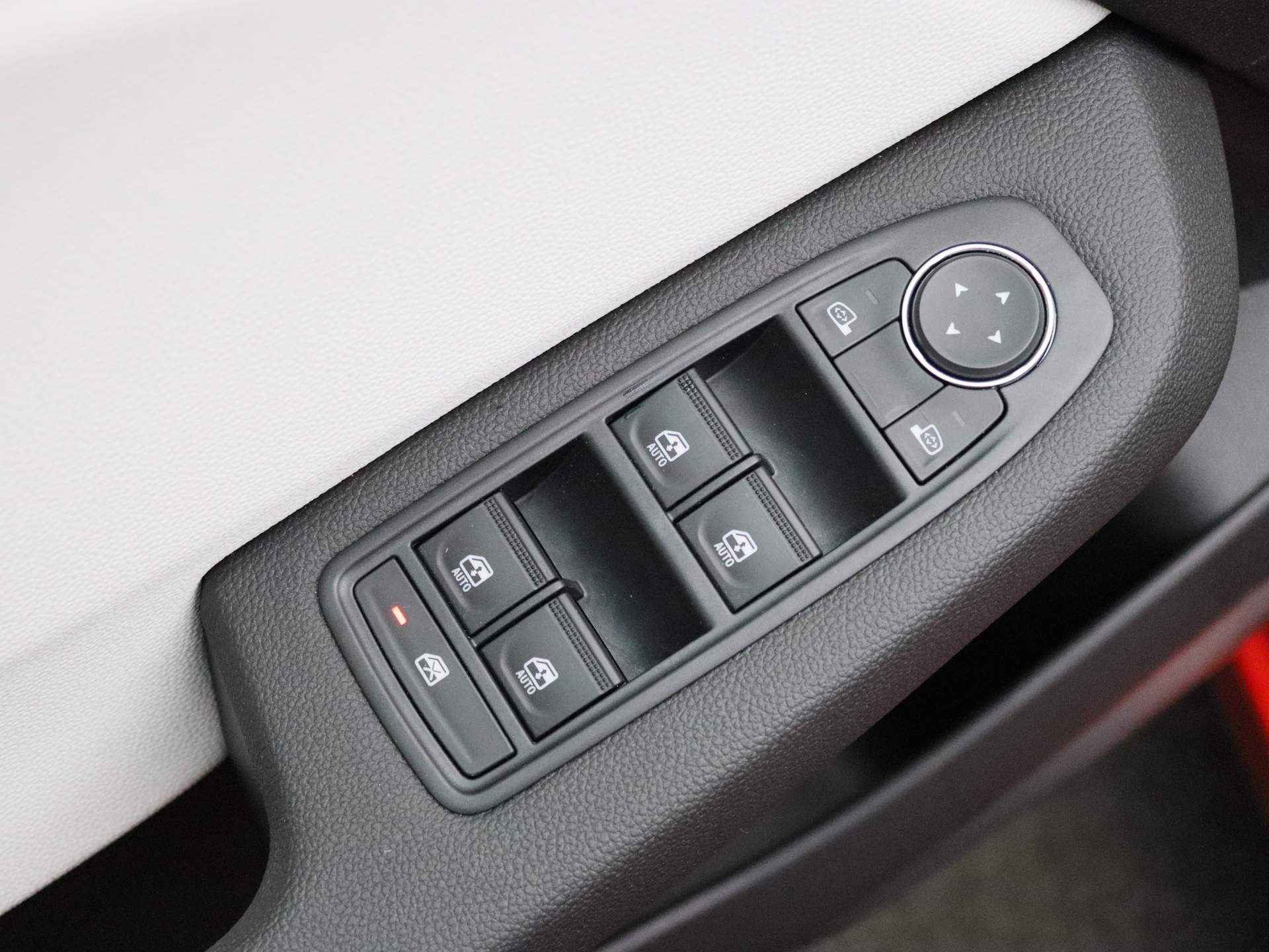 Renault Clio TCe 90pk Techno ALL-IN PRIJS! | Climate control | Navig | Parkeersensoren voor en achter - 31/39