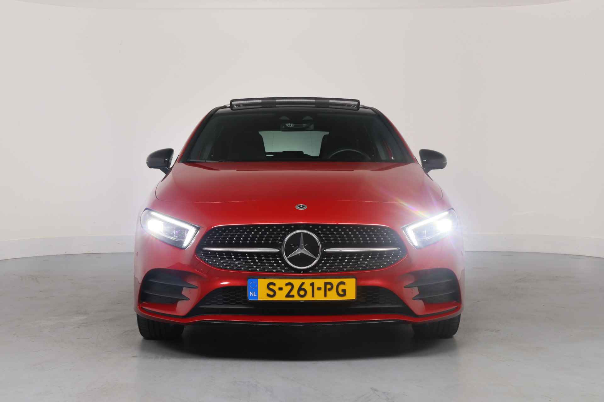 Mercedes-Benz A-Klasse 250 e Premium Plus | Open Dak | Sfeer Verlichting | Trekhaak | LED | Leder | Sportstoelen | Clima | Camera | Navi | Keyless - 2/51