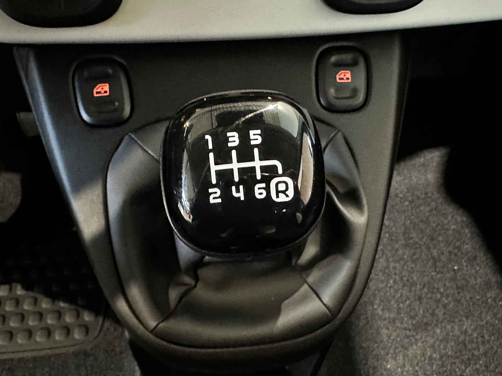 Fiat Panda Pandina 1.0 AIRCO | APPLE CARPLAY EN ANDROID AUTO | CRUISECONTROL | LICHT EN REGENSENSOR | SHOWROOMMODEL - 9/16