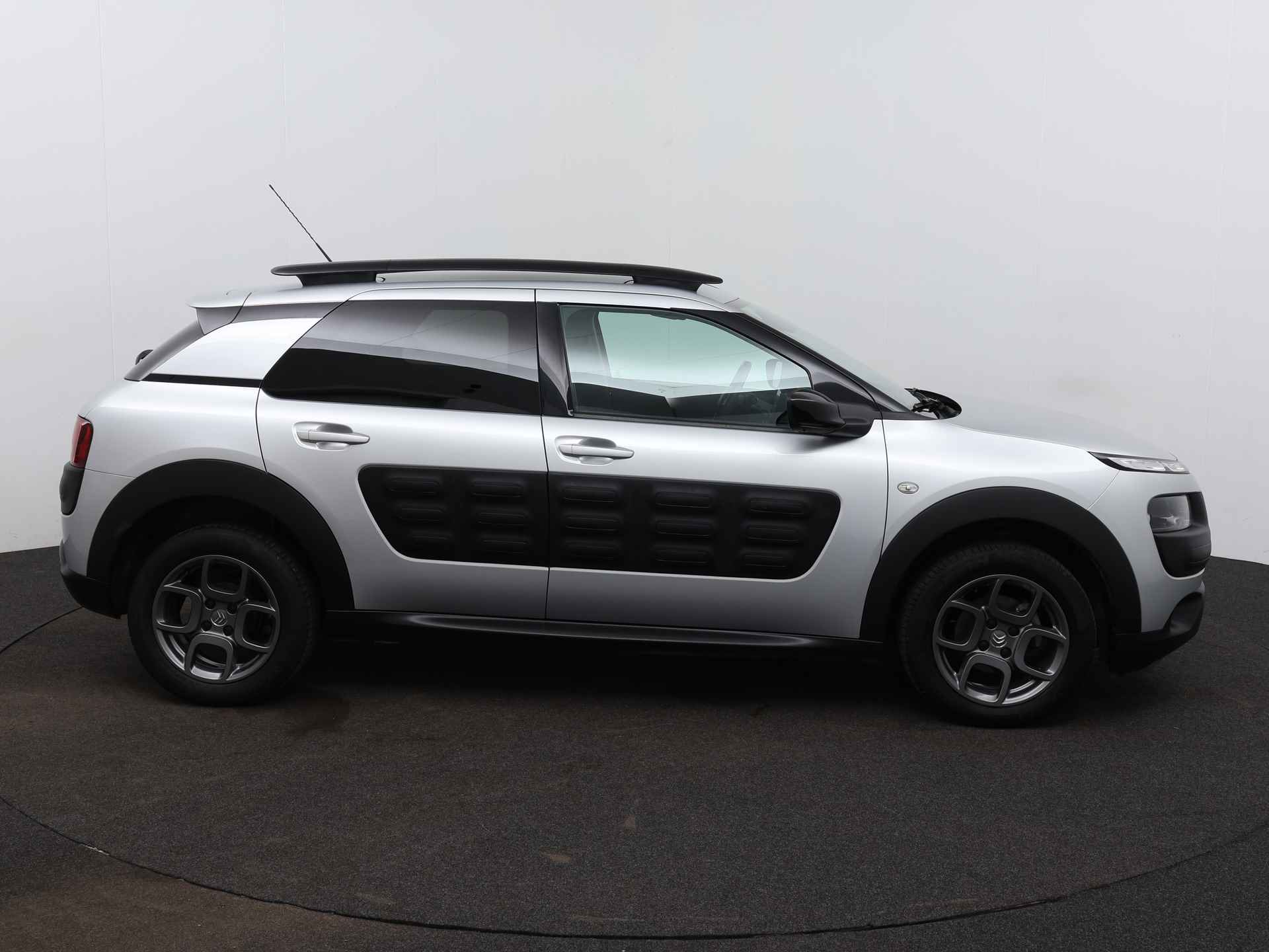 Citroën C4 Cactus 1.2 82pk Shine Automaat | Rijklaar | Achteruitrijcamera | Panoramadak | LM Velgen - 4/26