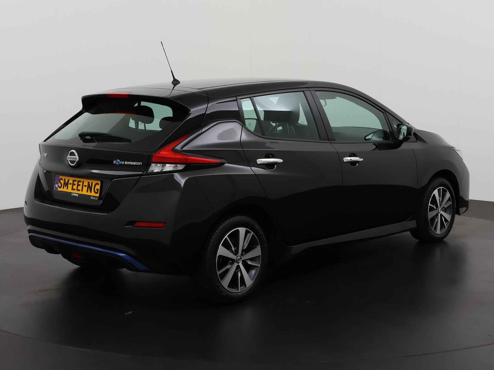 Nissan Leaf Acenta 40 kWh 15.895 na subsidie | Camera | Carplay | Blind spot | Winter pakket |  Zondag Open! - 4/35