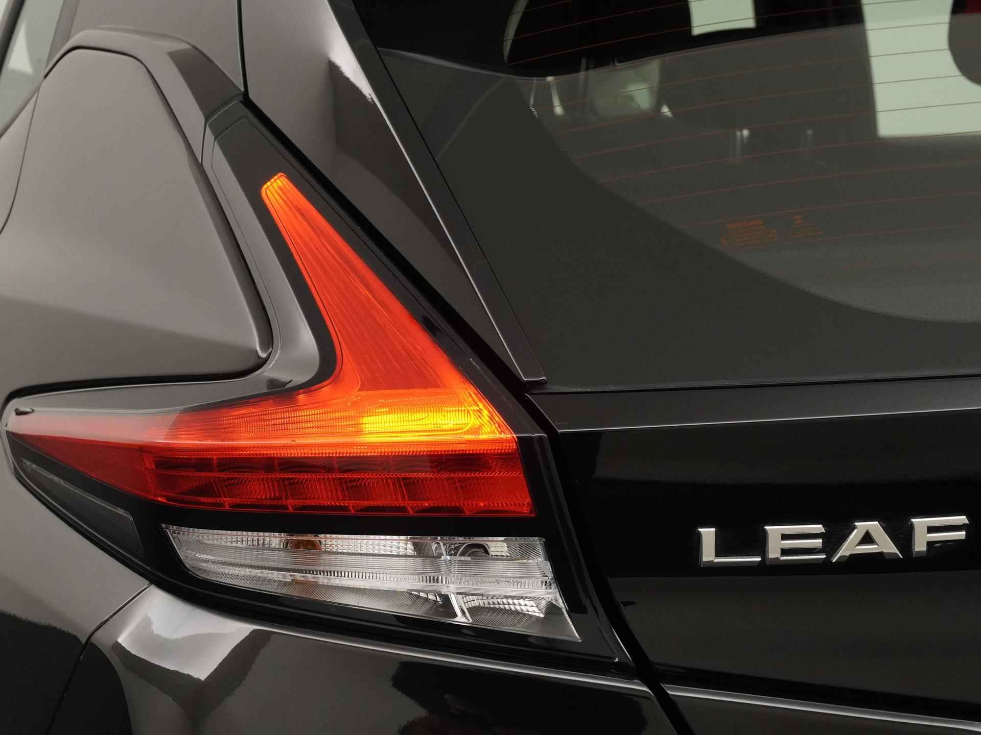 Nissan Leaf Acenta 40 kWh 15.895 na subsidie | Camera | Carplay | Blind spot | Winter pakket |  Zondag Open! - 18/35
