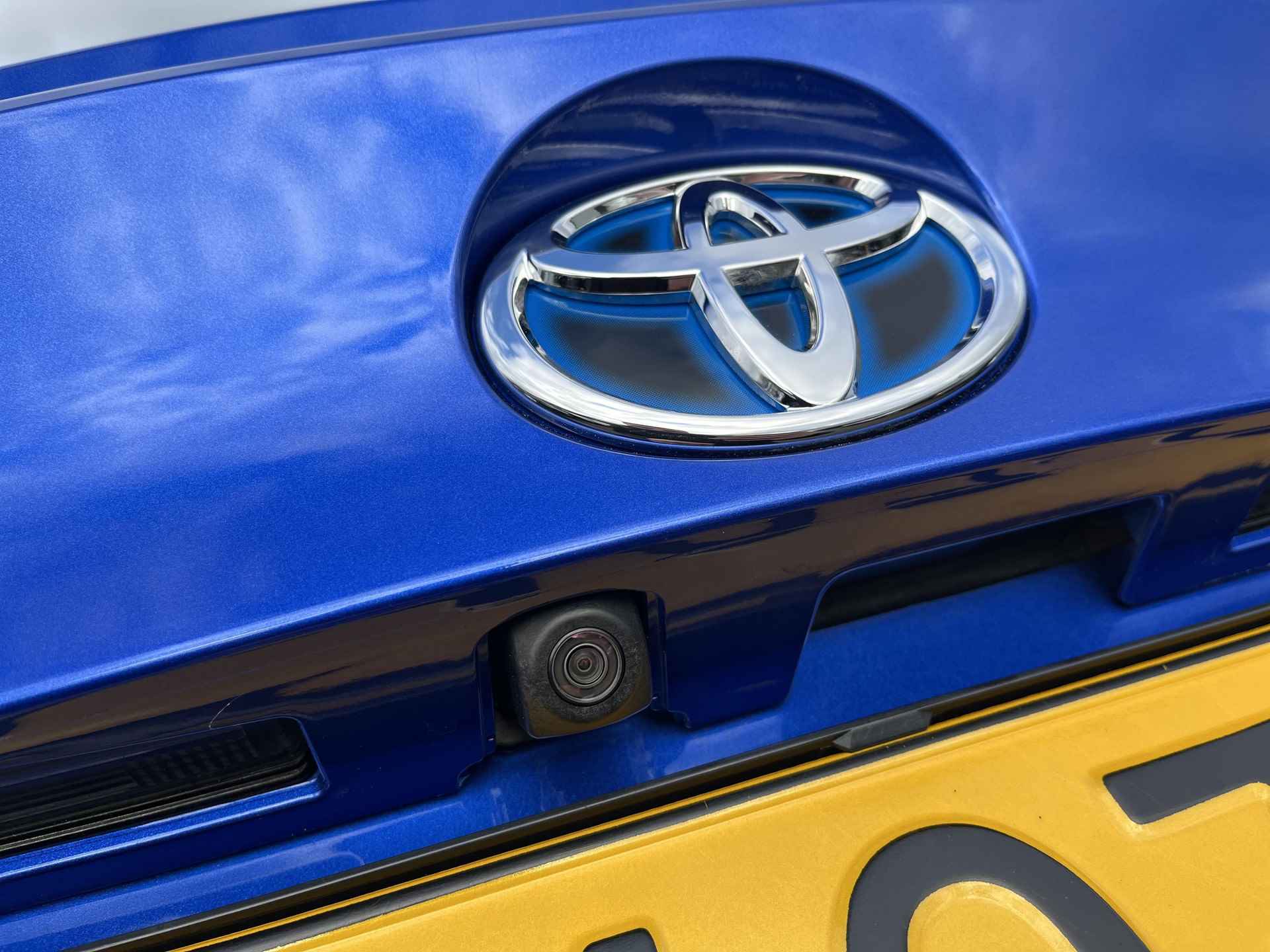 Toyota C-HR 1.8 Hybride Bi-Tone | Navigatie | Achteruitrijcamera - 11/32