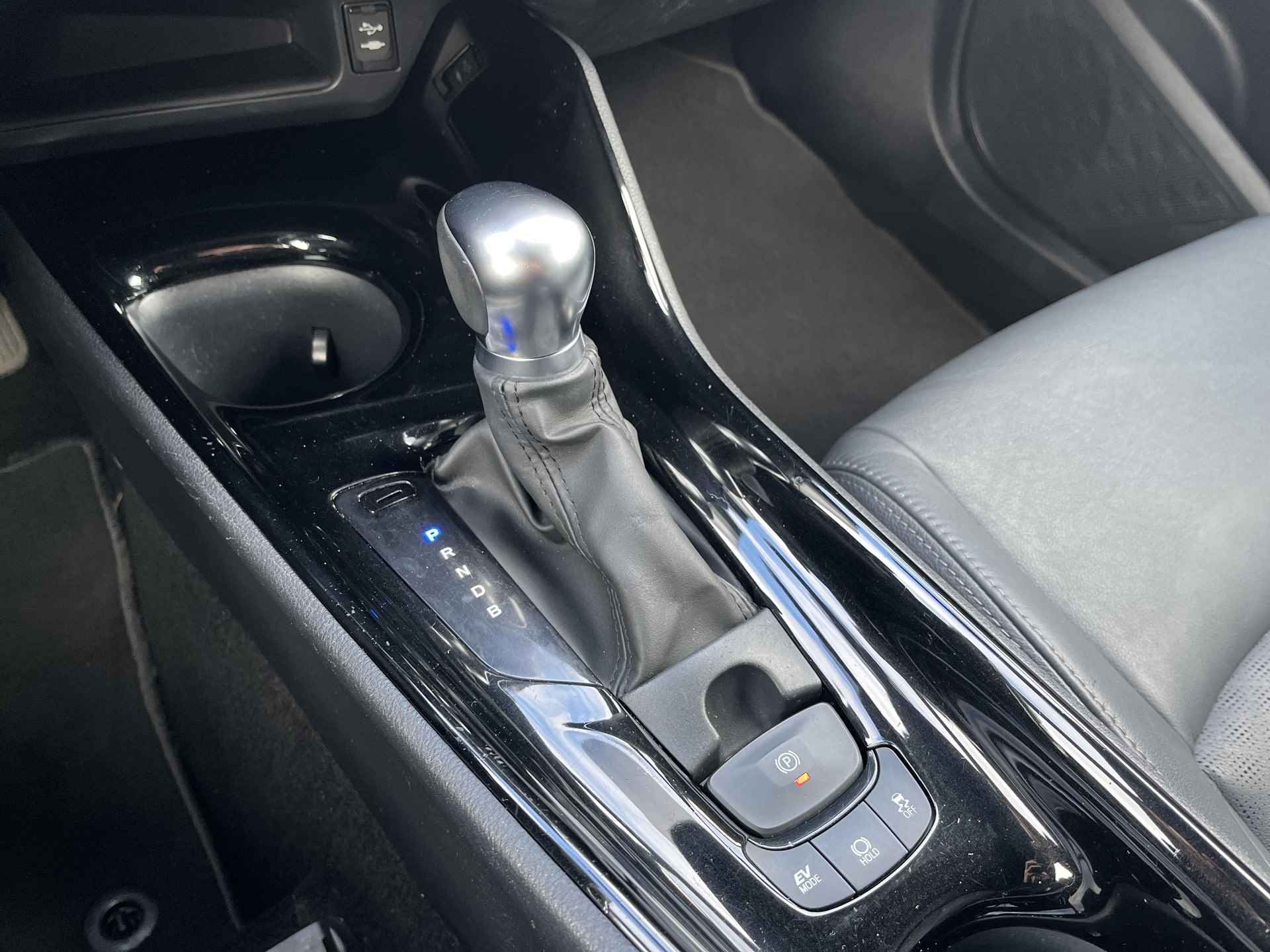 Toyota C-HR 1.8 Hybride Bi-Tone | Navigatie | Achteruitrijcamera - 22/32
