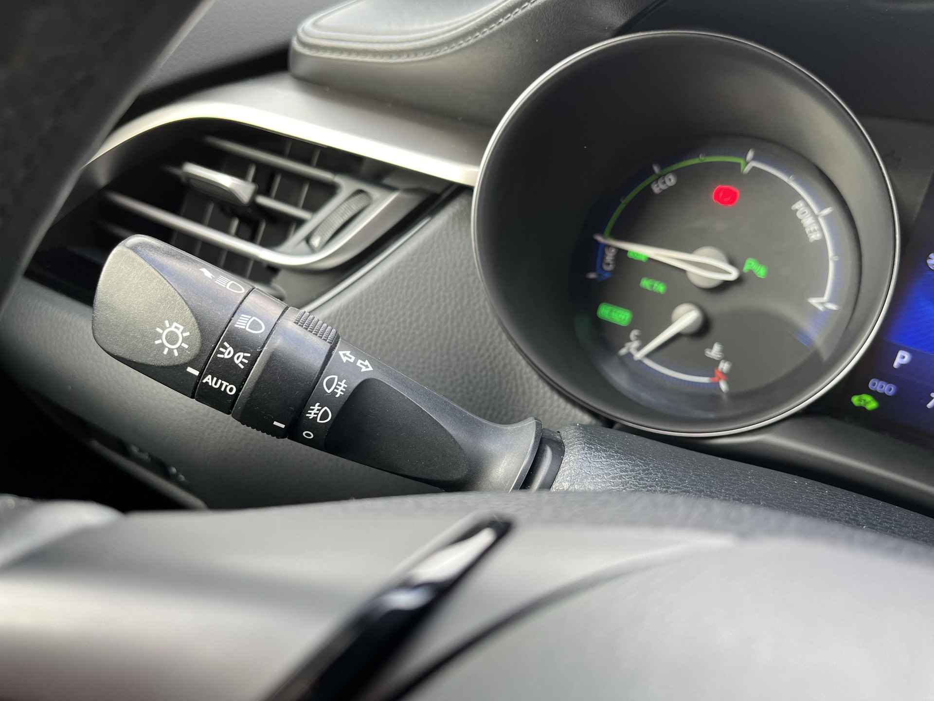 Toyota C-HR 1.8 Hybride Bi-Tone | Navigatie | Achteruitrijcamera - 23/32