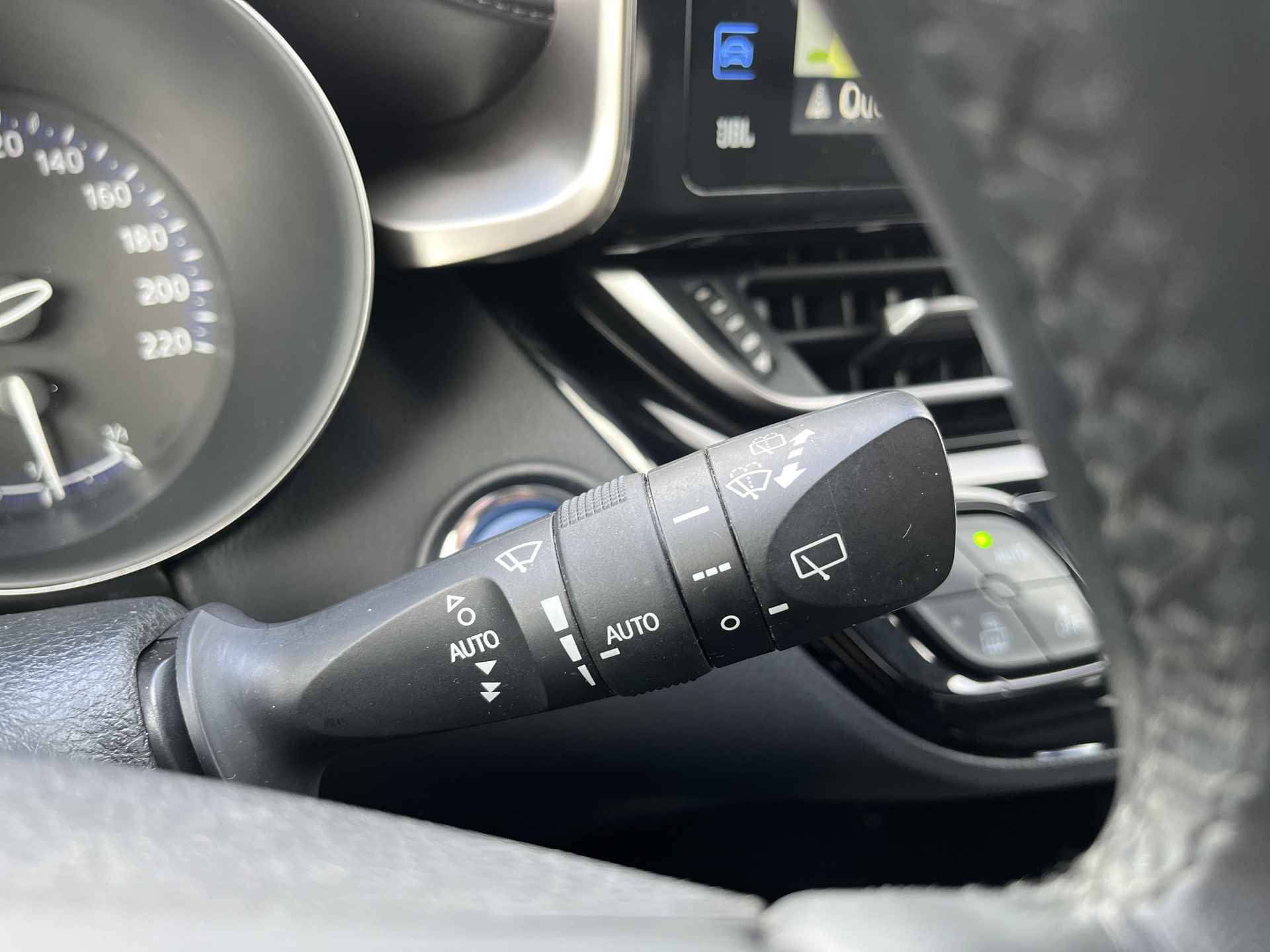 Toyota C-HR 1.8 Hybride Bi-Tone | Navigatie | Achteruitrijcamera - 24/32