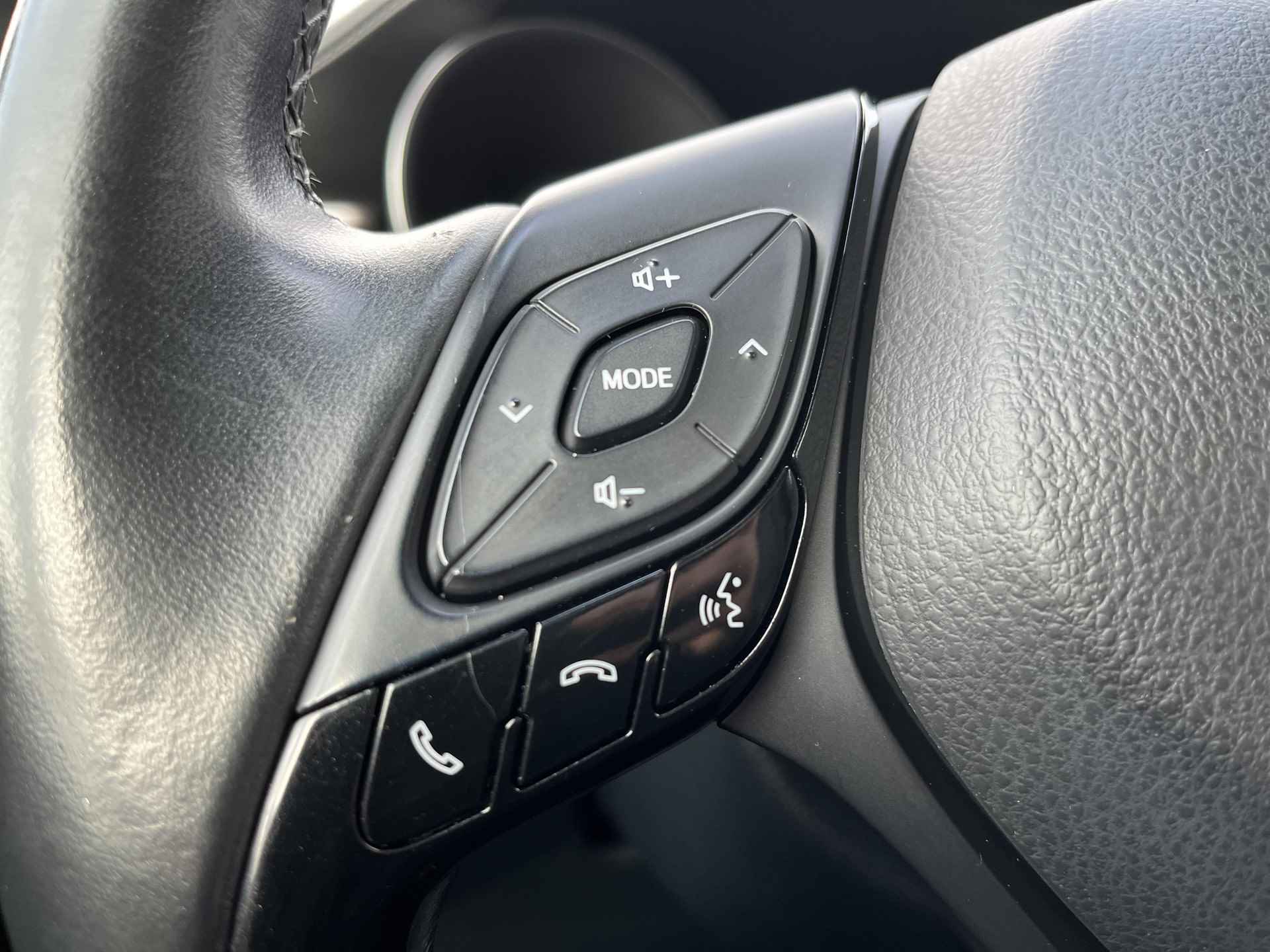 Toyota C-HR 1.8 Hybride Bi-Tone | Navigatie | Achteruitrijcamera - 25/32