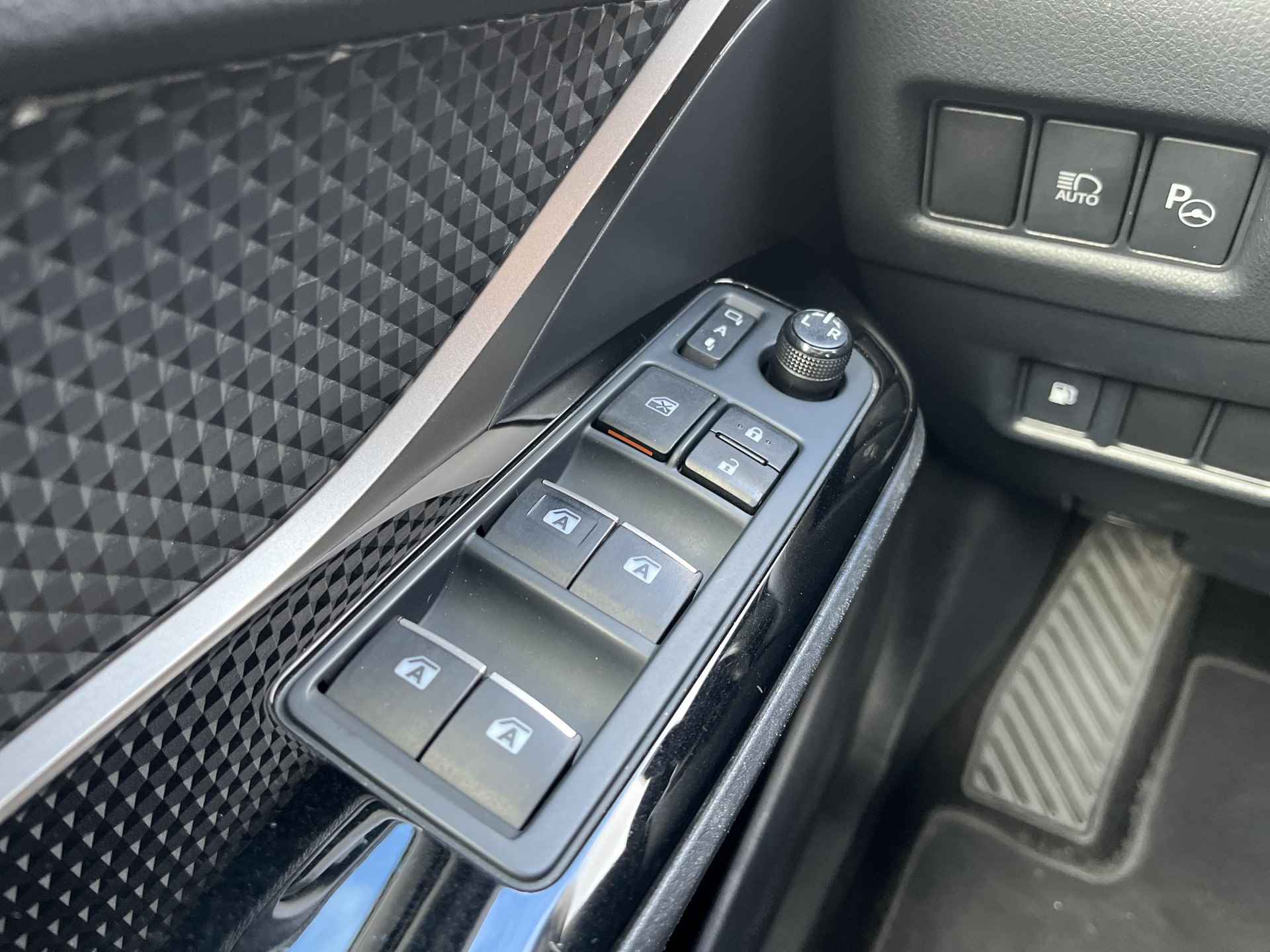 Toyota C-HR 1.8 Hybride Bi-Tone | Navigatie | Achteruitrijcamera - 28/32
