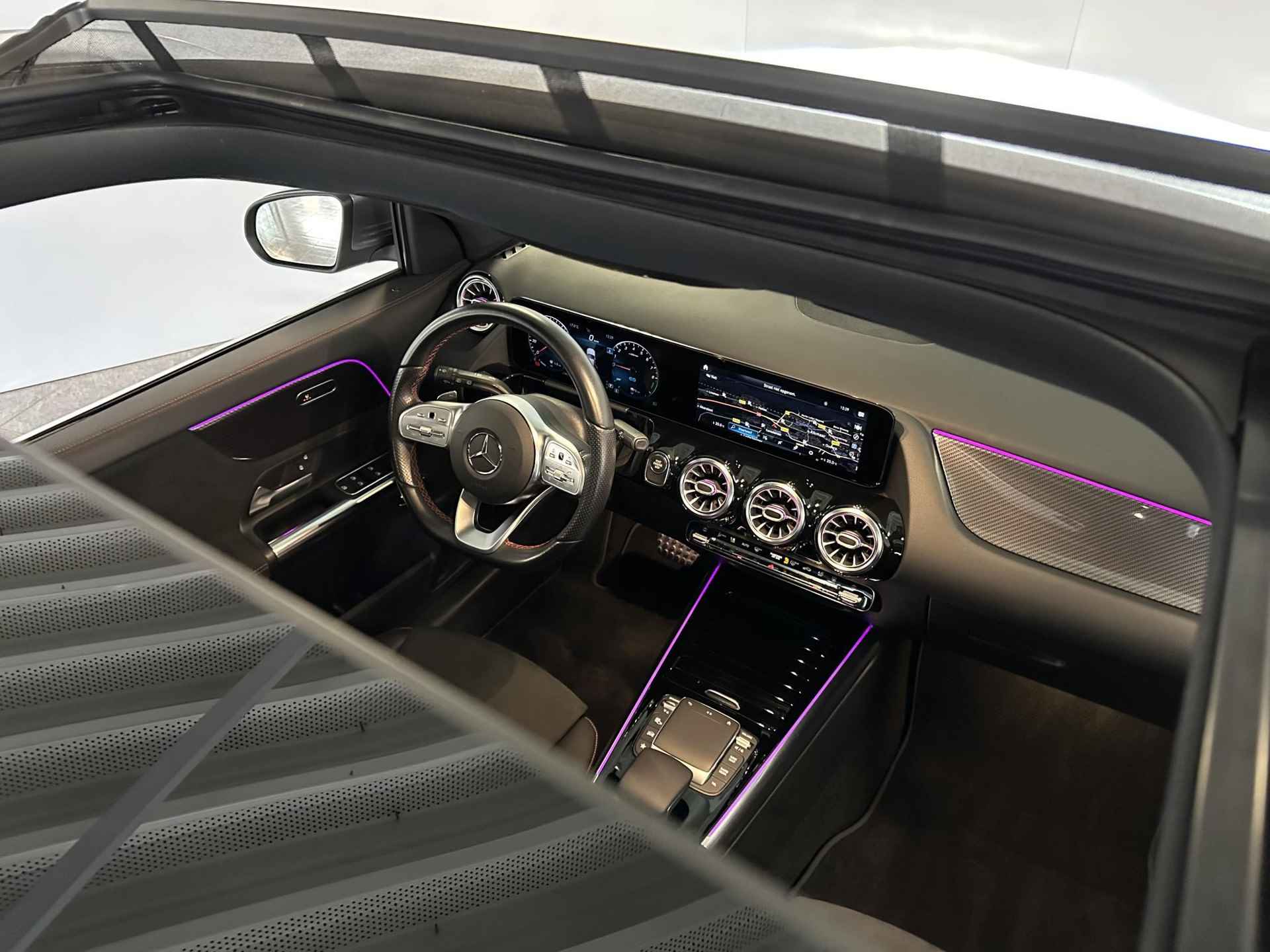 Mercedes-Benz GLA-klasse 250 e AMG | Panoramadak | Achteruitrijcamera | Stoelverwarming | Sfeerverlichting - 4/13