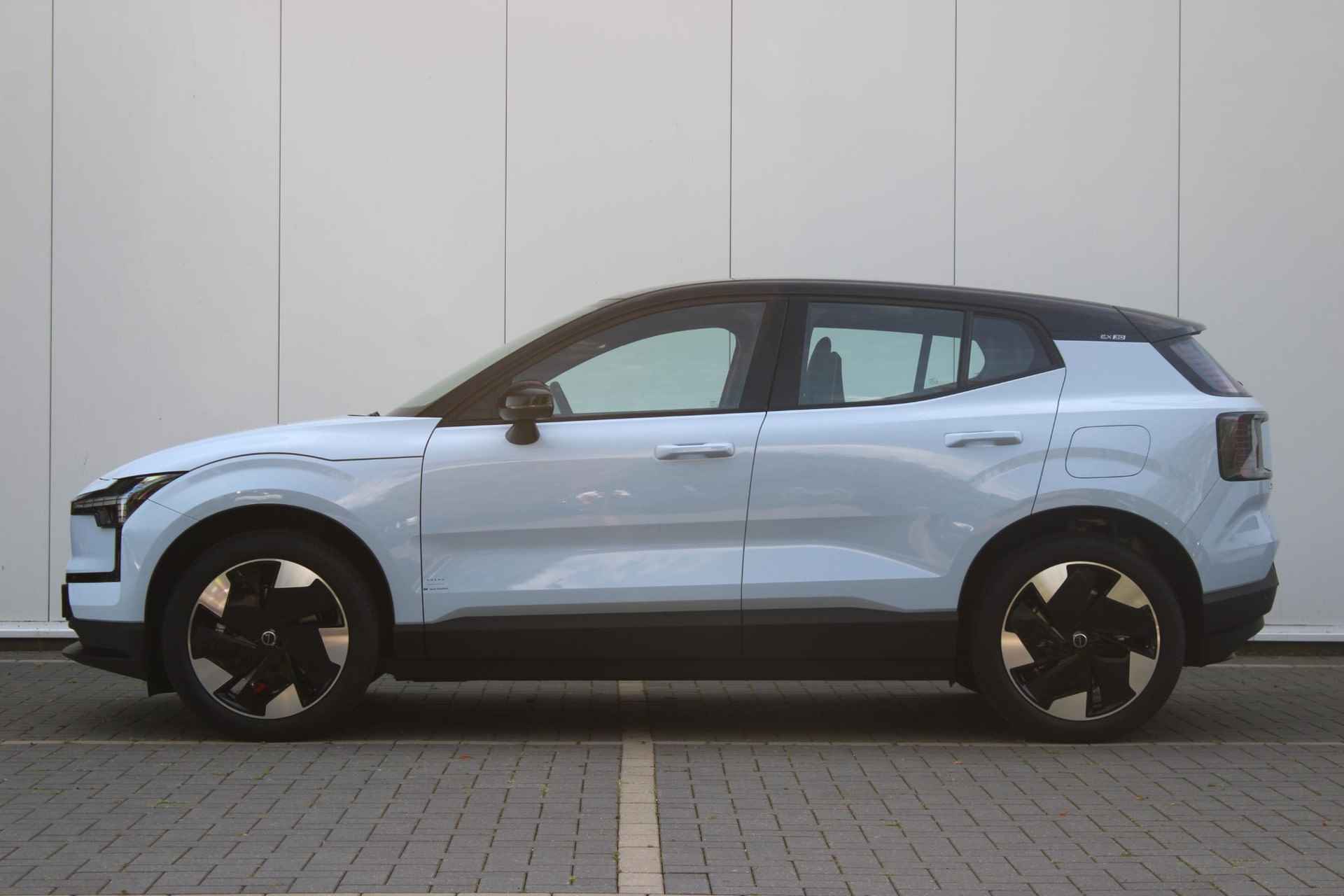 Volvo EX30 Single Motor Extended Range Plus 69 kWh, Harman/Kardon Premium Audio, Adaptieve Cruise Control met Pilot Assist, Elektrische voorstoelen, Verwarmbare voorstoelen + stuurwiel, Elektrische Achterklep, Park Assist voor + achter & camera, Google Services, Geavanceerde Interieurverlichting, - 5/27