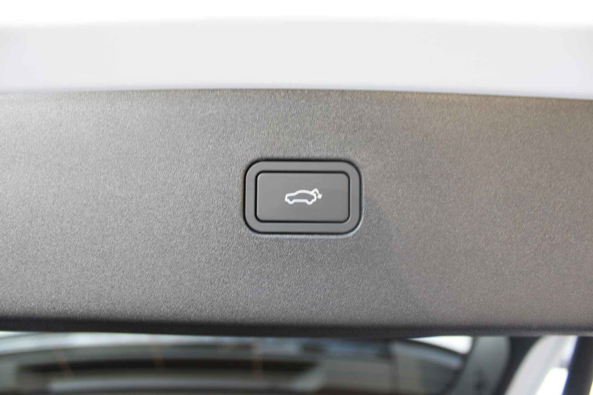 Volvo EX30 Single Motor Extended Range Plus 69 kWh, Harman/Kardon Premium Audio, Adaptieve Cruise Control met Pilot Assist, Elektrische voorstoelen, Verwarmbare voorstoelen + stuurwiel, Elektrische Achterklep, Park Assist voor + achter & camera, Google Services, Geavanceerde Interieurverlichting, - 7/27