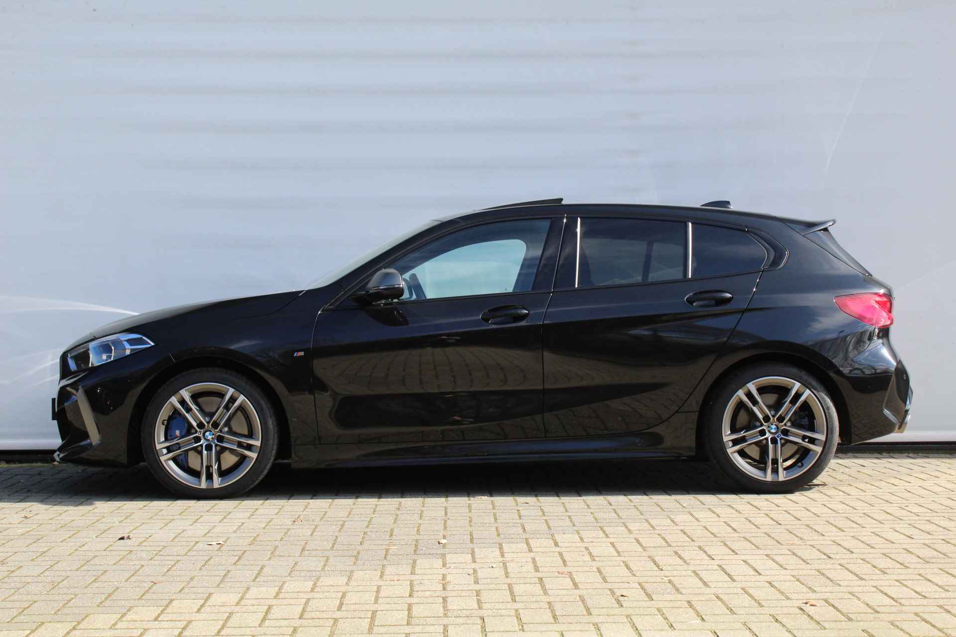 BMW 1-serie M135i xDrive Automaat / Panoramadak / Active Cruise Control / Comfort Access / Live Cockpit Professional / Stoelverwarming - 3/30