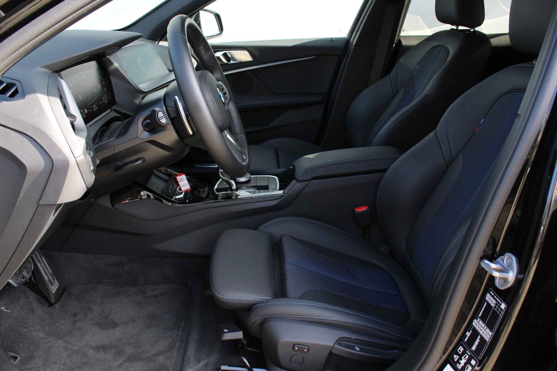 BMW 1-serie M135i xDrive Automaat / Panoramadak / Active Cruise Control / Comfort Access / Live Cockpit Professional / Stoelverwarming - 7/30