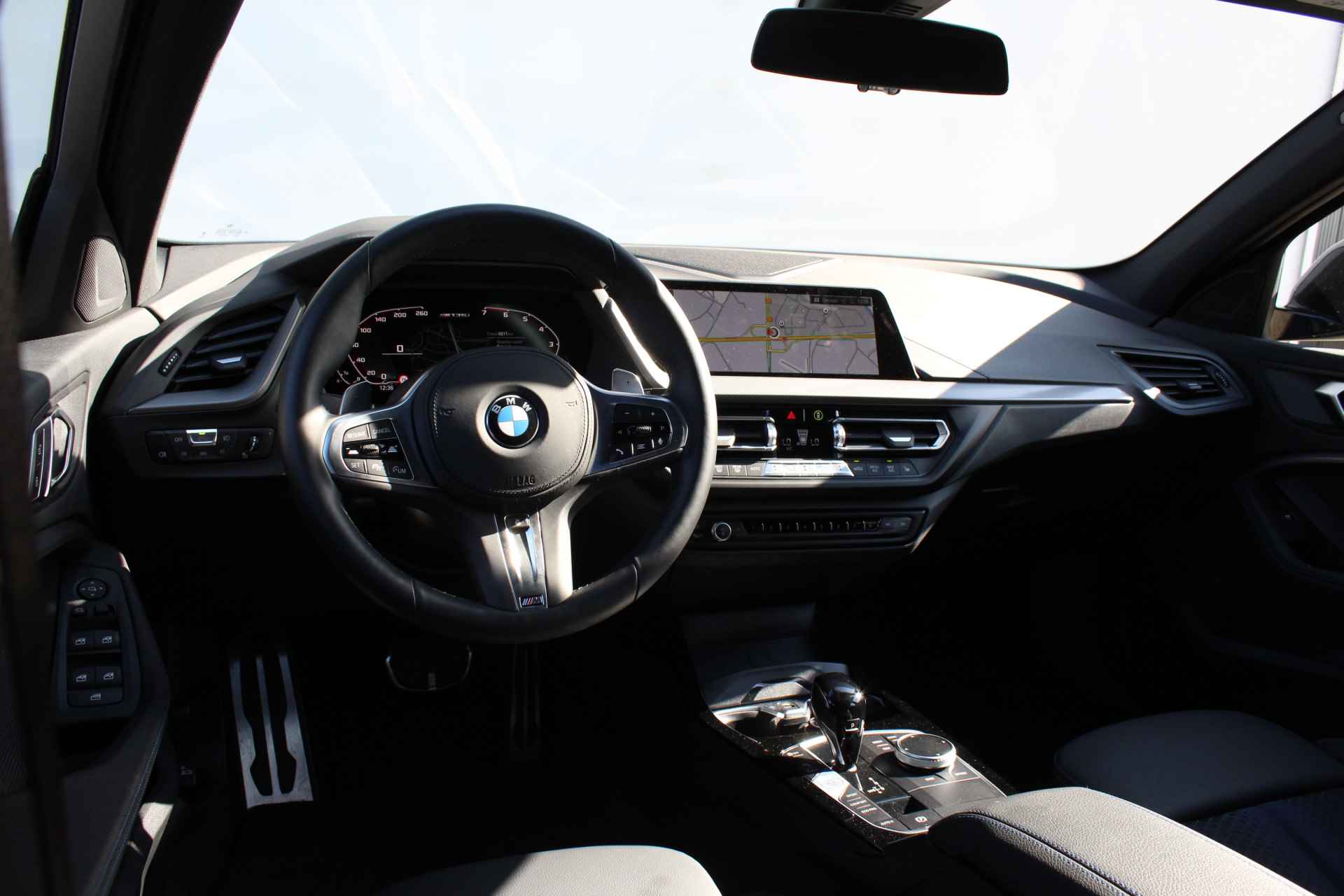 BMW 1-serie M135i xDrive Automaat / Panoramadak / Active Cruise Control / Comfort Access / Live Cockpit Professional / Stoelverwarming - 29/30