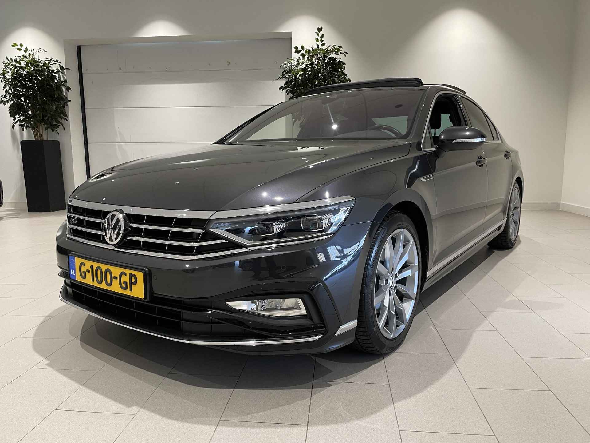 Volkswagen Passat 1.5 TSI Elegance Business R 150 PK DSG | Automaat | Panoramadak | Trekhaak | Digital Cockpit Pro | Stoelverwarming | Achteruitrijcamera | DAB Radio | Adaptive Cruise Control | Half Lederen Bekleding | Keyless |