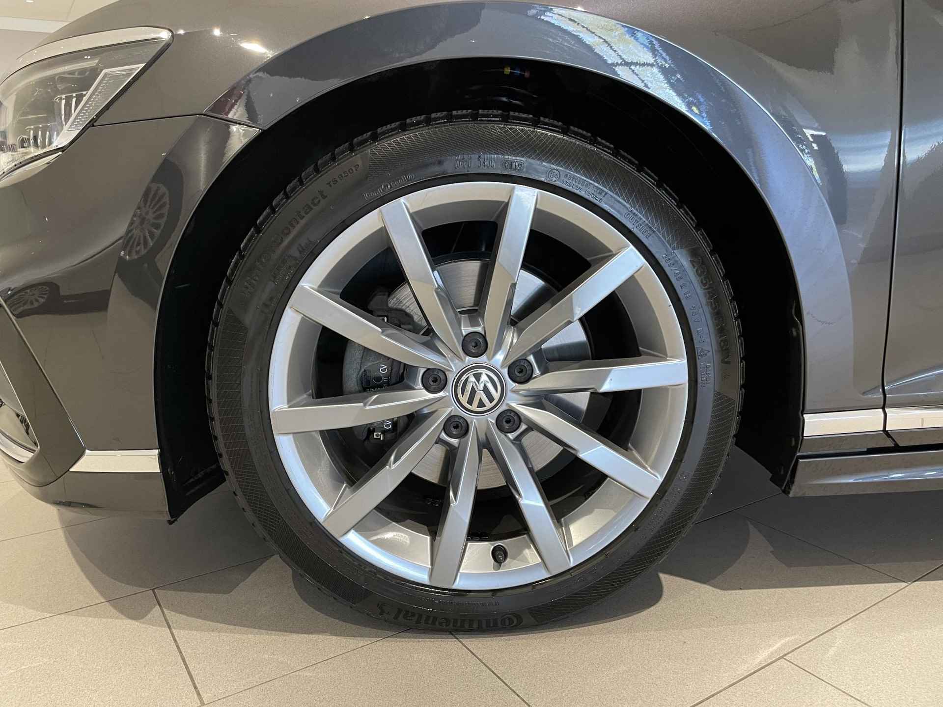 Volkswagen Passat 1.5 TSI Elegance Business R 150 PK DSG | Automaat | Panoramadak | Trekhaak | Digital Cockpit Pro | Stoelverwarming | Achteruitrijcamera | DAB Radio | Adaptive Cruise Control | Half Lederen Bekleding | Keyless | - 2/29