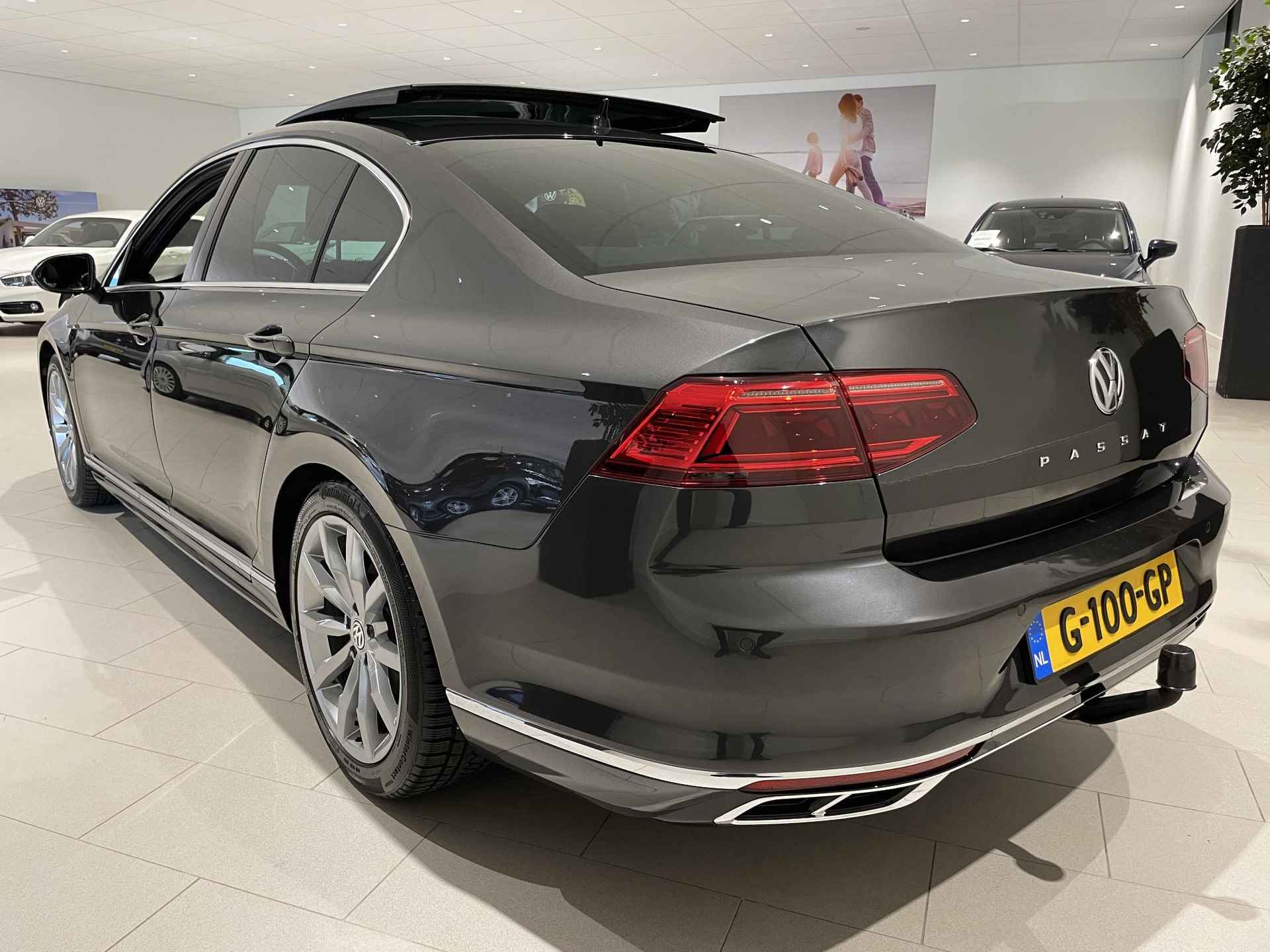 Volkswagen Passat 1.5 TSI Elegance Business R 150 PK DSG | Automaat | Panoramadak | Trekhaak | Digital Cockpit Pro | Stoelverwarming | Achteruitrijcamera | DAB Radio | Adaptive Cruise Control | Half Lederen Bekleding | Keyless | - 5/29