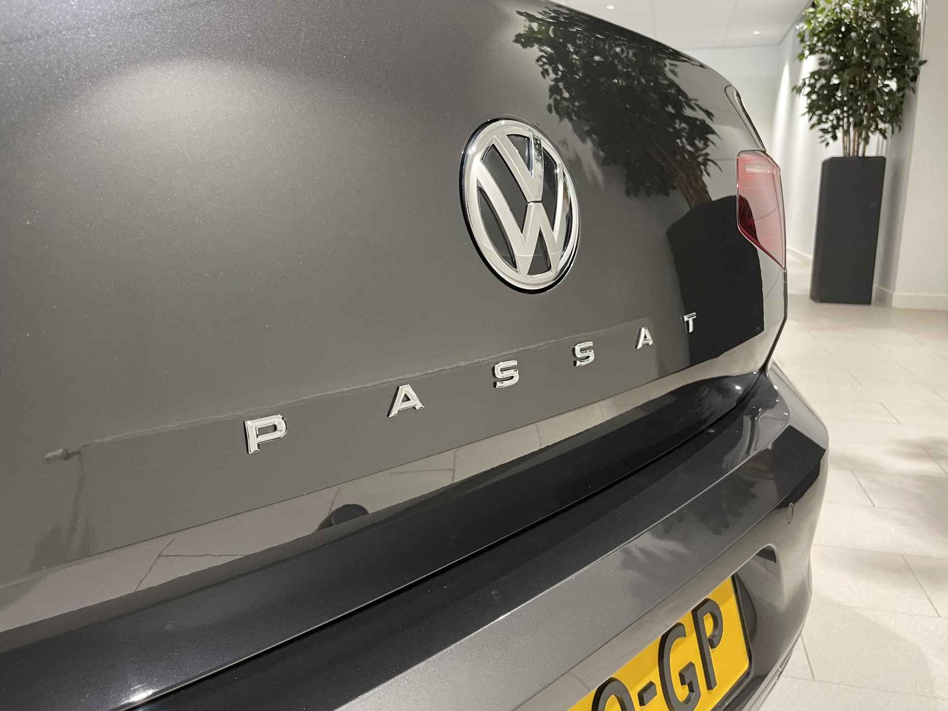 Volkswagen Passat 1.5 TSI Elegance Business R 150 PK DSG | Automaat | Panoramadak | Trekhaak | Digital Cockpit Pro | Stoelverwarming | Achteruitrijcamera | DAB Radio | Adaptive Cruise Control | Half Lederen Bekleding | Keyless | - 6/29