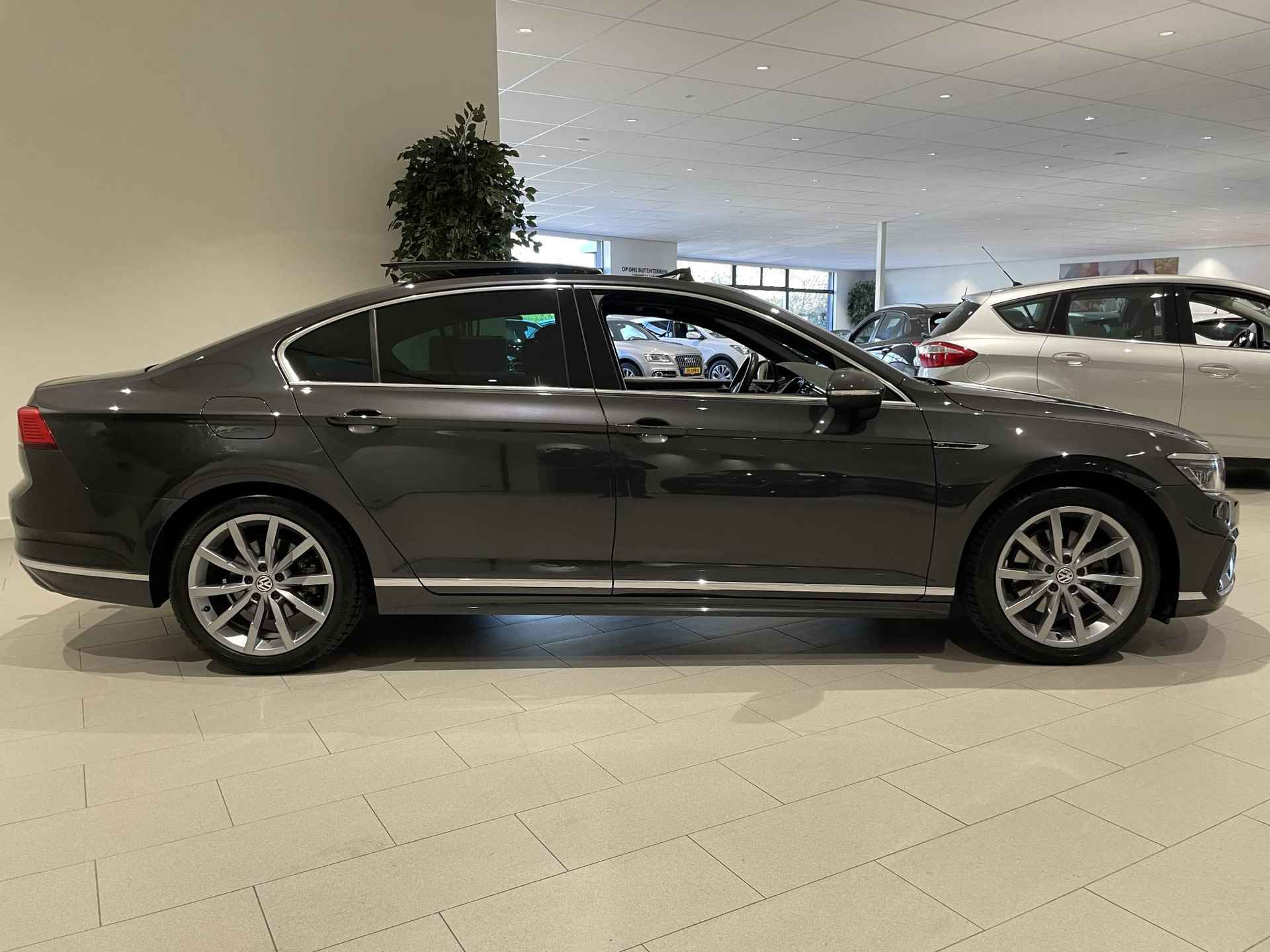 Volkswagen Passat 1.5 TSI Elegance Business R 150 PK DSG | Automaat | Panoramadak | Trekhaak | Digital Cockpit Pro | Stoelverwarming | Achteruitrijcamera | DAB Radio | Adaptive Cruise Control | Half Lederen Bekleding | Keyless | - 10/29