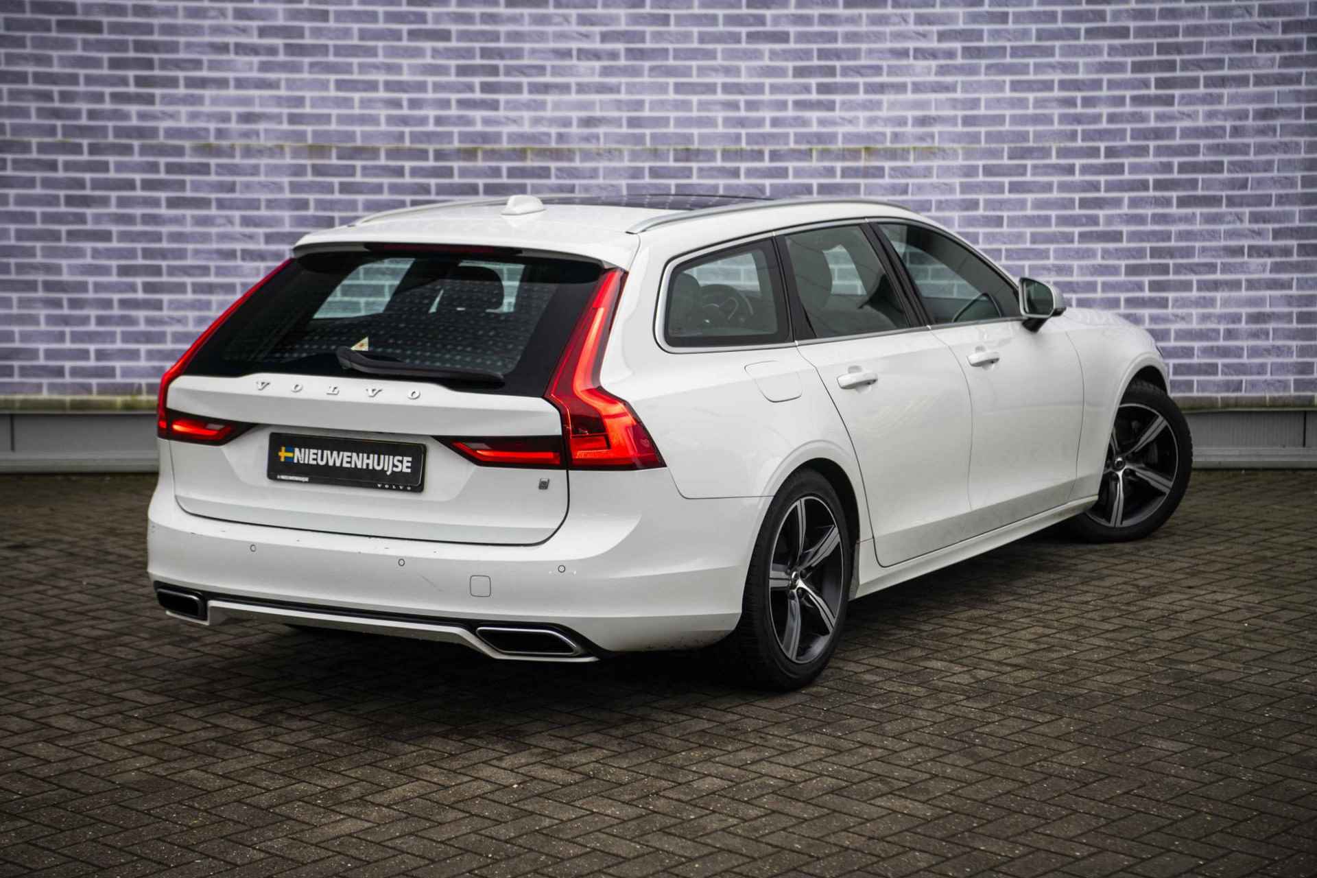 Volvo V90 2.0 T4 Business Sport | Trekhaak | Panorama dak | Head UP Display  | Hardon&Kardon | Standkachel | Parkeersensoren Voor en Achter | Parkeer Camera | Power Seats | - 17/41