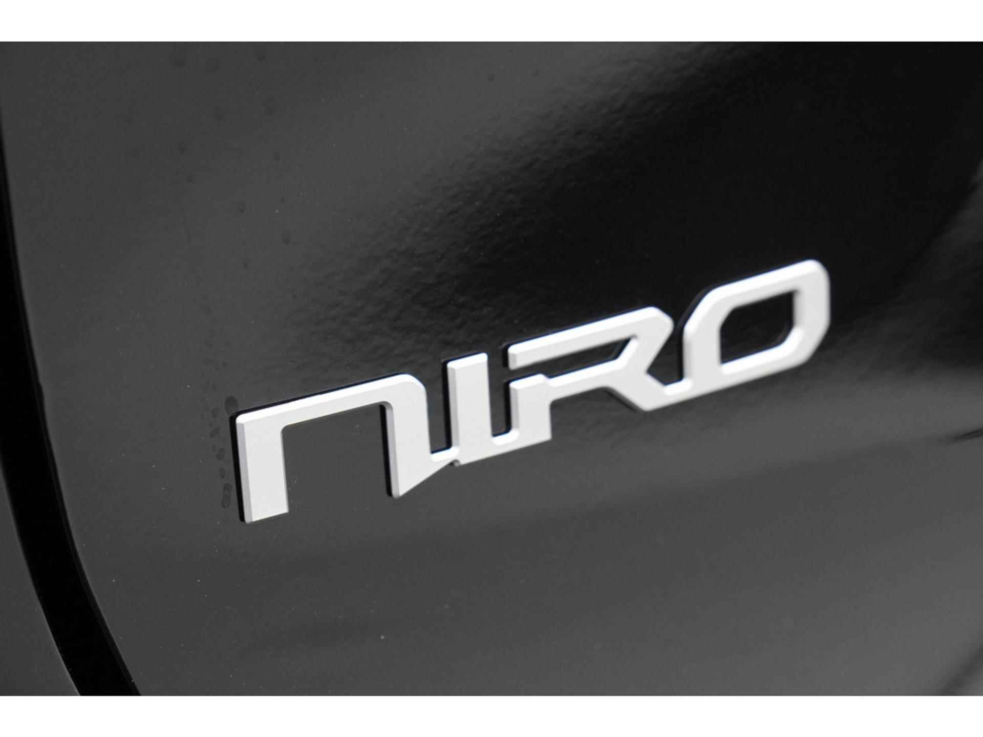 Kia e-Niro DynamicPlusLine 64.8 kWh 3-fase | Schuifdak | Leder | Head-up display | Dodehoekdetectie | Zondag Open! - 24/45