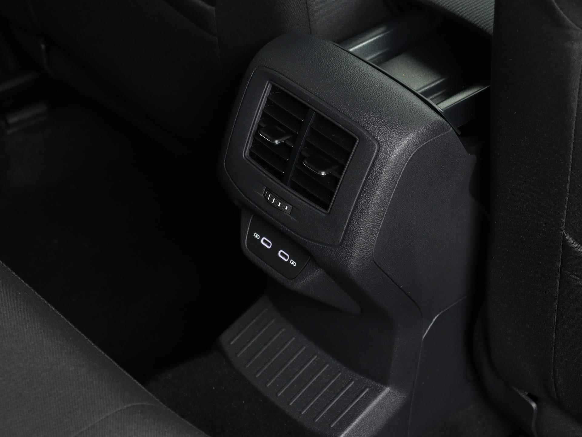 Volkswagen T-Roc 1.5 TSI 150PK Life DSG | Navi via APP | Apple CarPlay | Parkeerhulp | Adaptive Cruise | Climatronic | Getint Glas | 17" LM | LED | - 18/43