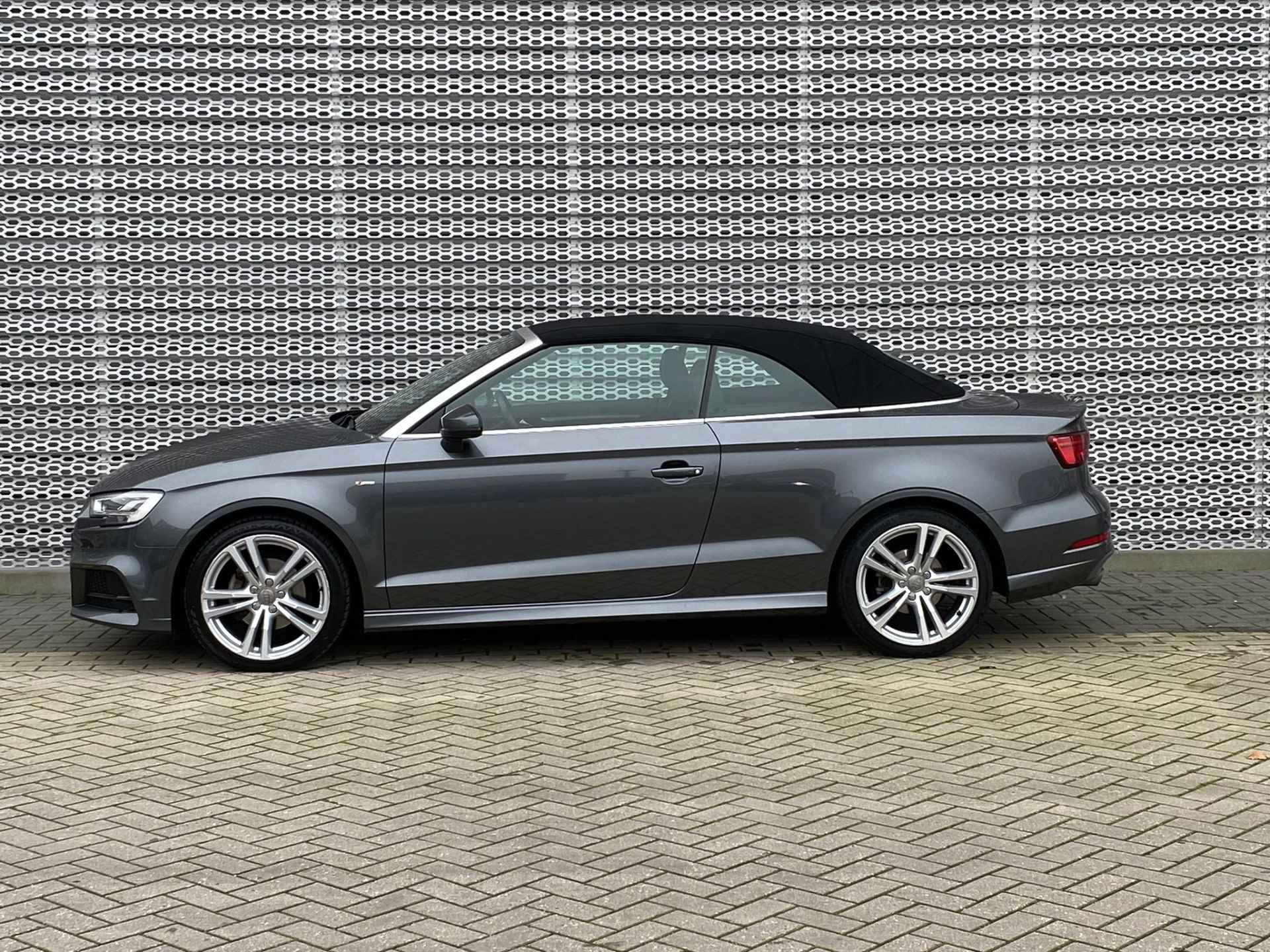 Audi A3 Cabriolet 1.5 TFSI CoD Sport S Line Edition / S-Line Exterieur / Stoelverwarming / LED / Sportstoelen / Navigatie / Parkeersensoren Achter - 5/24