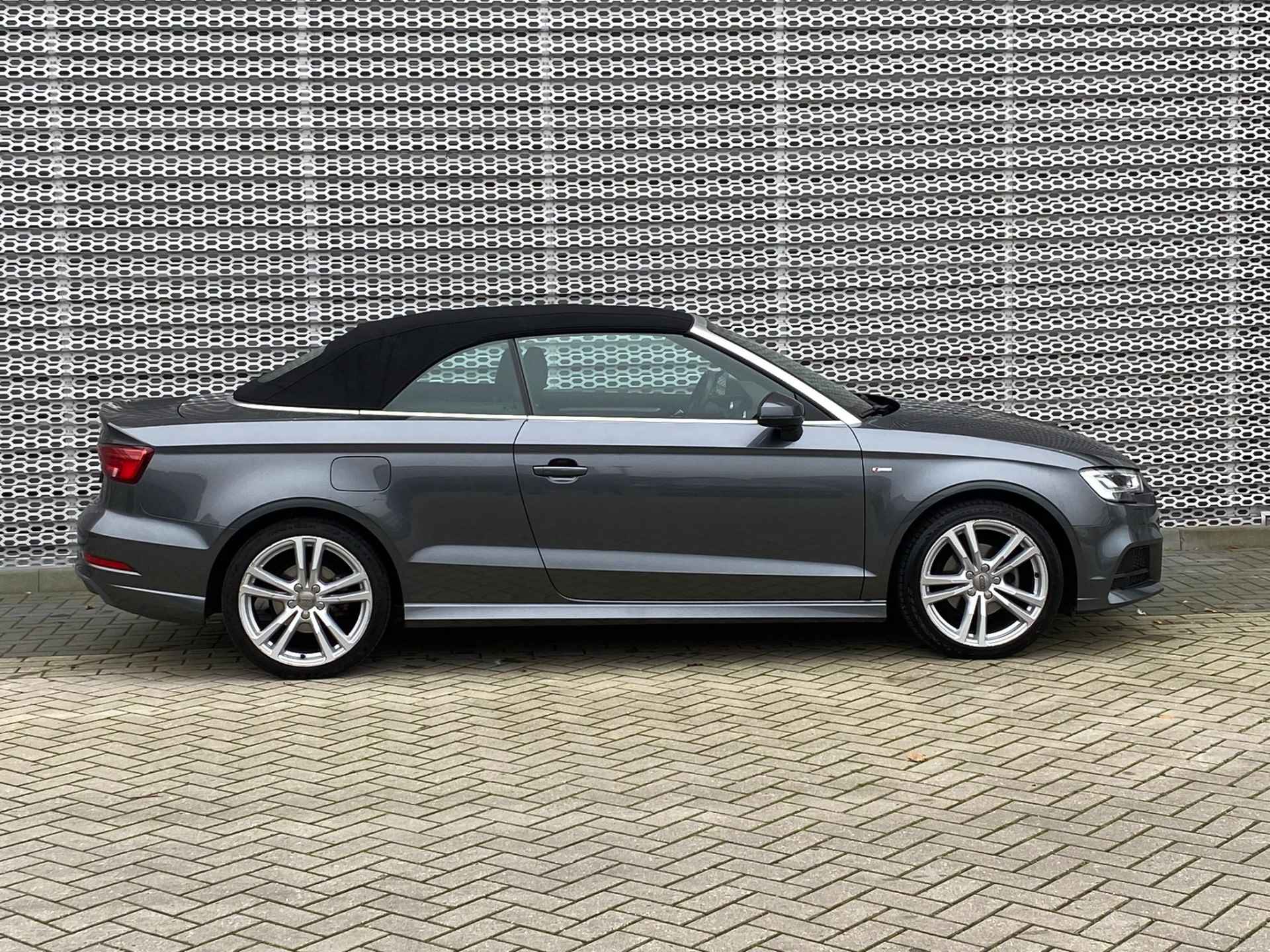 Audi A3 Cabriolet 1.5 TFSI CoD Sport S Line Edition / S-Line Exterieur / Stoelverwarming / LED / Sportstoelen / Navigatie / Parkeersensoren Achter - 9/24