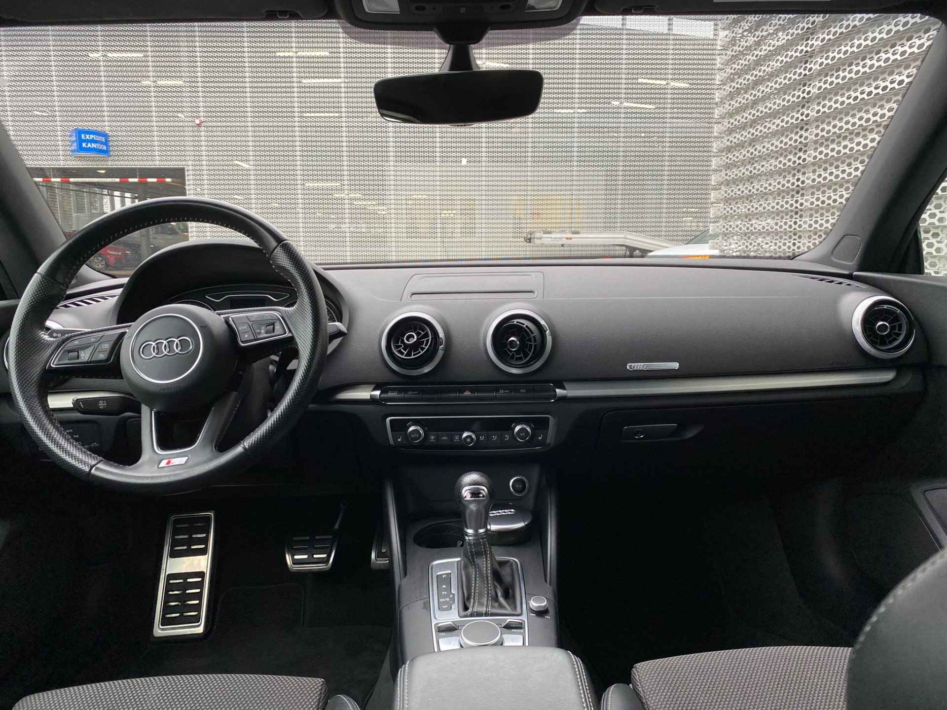 Audi A3 Cabriolet 1.5 TFSI CoD Sport S Line Edition / S-Line Exterieur / Stoelverwarming / LED / Sportstoelen / Navigatie / Parkeersensoren Achter - 12/24