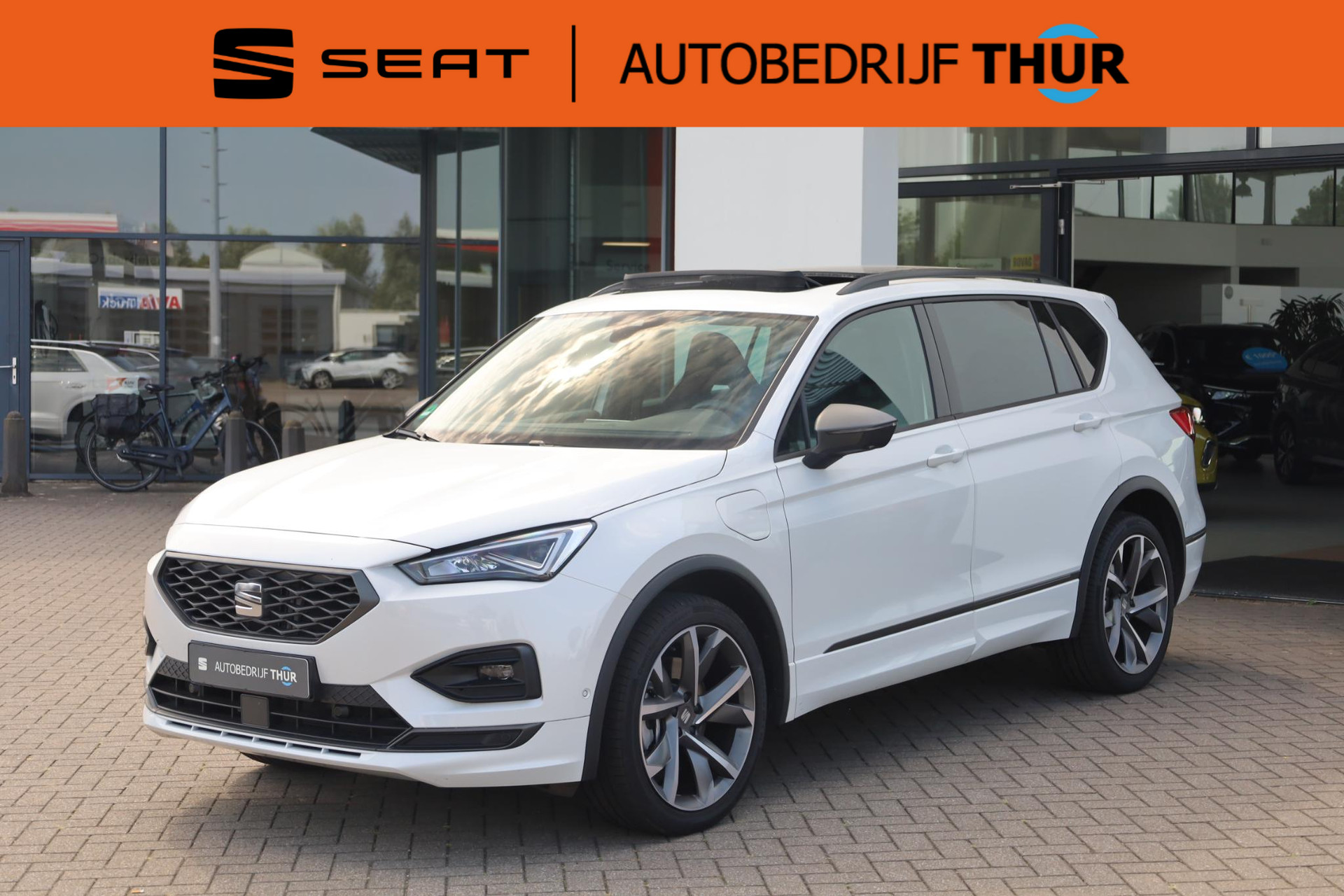 SEAT Tarraco 1.4 TSI e-Hybrid PHEV FR 245PK / 180kW Elektrisch glazen panorama-dak, achtruitrijcamera, 3-zone climatronic, voorstoelen + achterbank verwarmbaar, draadloze telefoonlader, Apple Carplay & Android Auto, adaptief dempingsysteem (DCC), buitenspiegels elektrisch verstel- opklap- en verwarmbaar met geheugen en verlichting, elektrisch verstelbare bestuurdersstoel met geheugen, adaptive cruise control, LED koplampen, full map navigatie, Keyless Entry, sportstoelen, file assitent, 20'' LMV