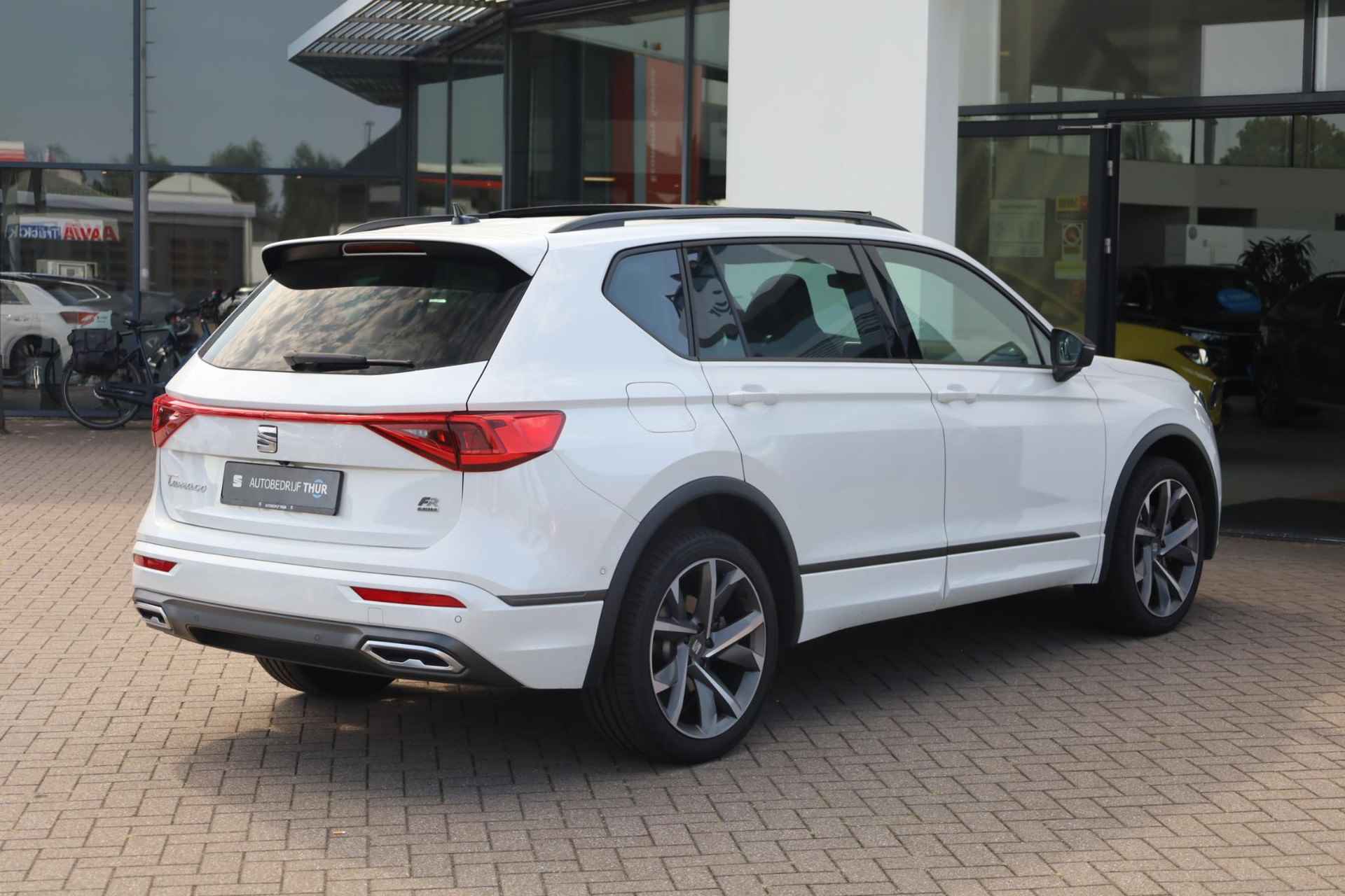 SEAT Tarraco 1.4 TSI e-Hybrid PHEV FR 245PK / 180kW Elektrisch glazen panorama-dak, achtruitrijcamera, 3-zone climatronic, voorstoelen + achterbank verwarmbaar, draadloze telefoonlader, Apple Carplay & Android Auto, adaptief dempingsysteem (DCC), buitenspiegels elektrisch verstel- opklap- en verwarmbaar met geheugen en verlichting, elektrisch verstelbare bestuurdersstoel met geheugen, adaptive cruise control, LED koplampen, full map navigatie, Keyless Entry, sportstoelen, file assitent, 20'' LMV - 2/52