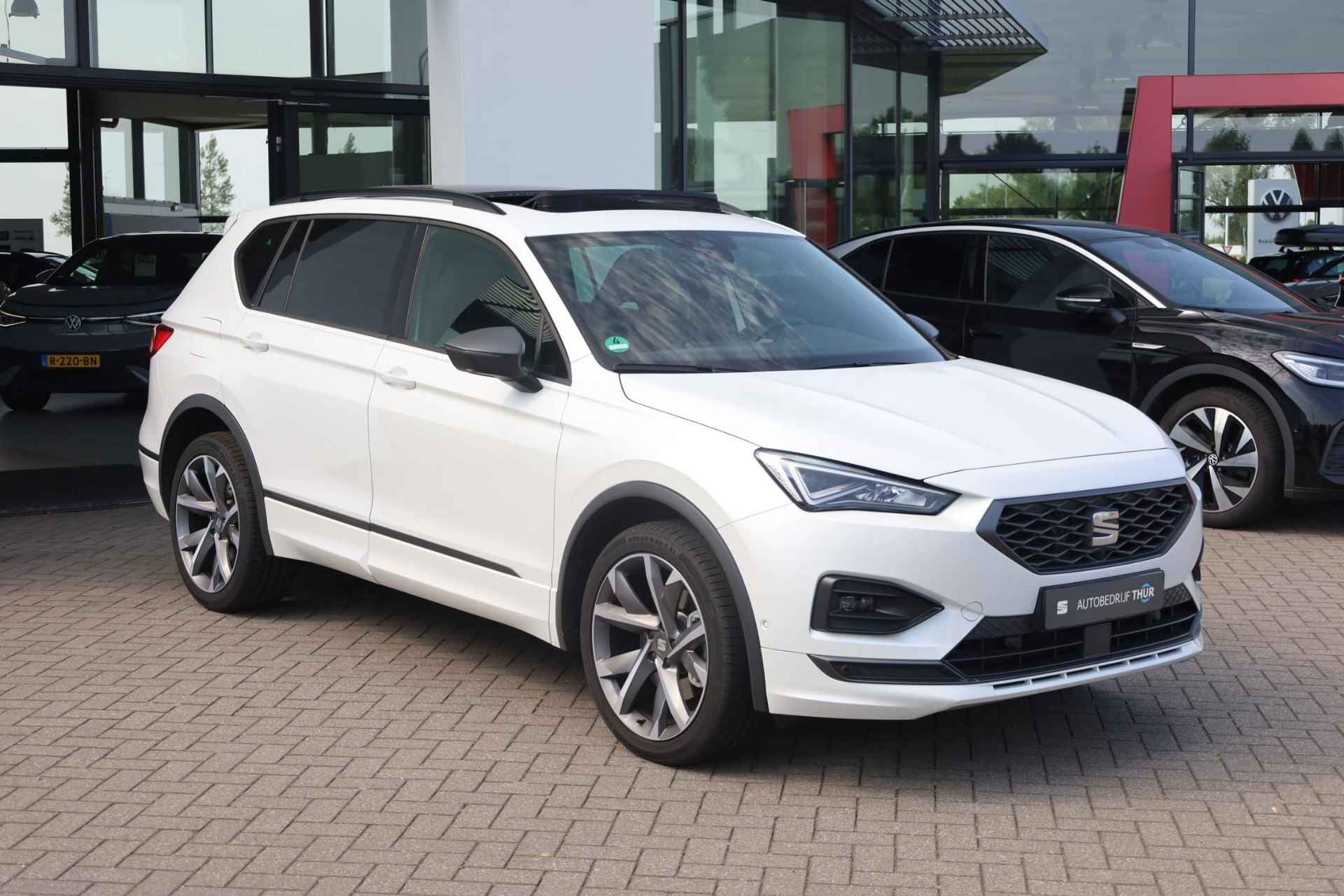 SEAT Tarraco 1.4 TSI e-Hybrid PHEV FR 245PK / 180kW Elektrisch glazen panorama-dak, achtruitrijcamera, 3-zone climatronic, voorstoelen + achterbank verwarmbaar, draadloze telefoonlader, Apple Carplay & Android Auto, adaptief dempingsysteem (DCC), buitenspiegels elektrisch verstel- opklap- en verwarmbaar met geheugen en verlichting, elektrisch verstelbare bestuurdersstoel met geheugen, adaptive cruise control, LED koplampen, full map navigatie, Keyless Entry, sportstoelen, file assitent, 20'' LMV - 5/52